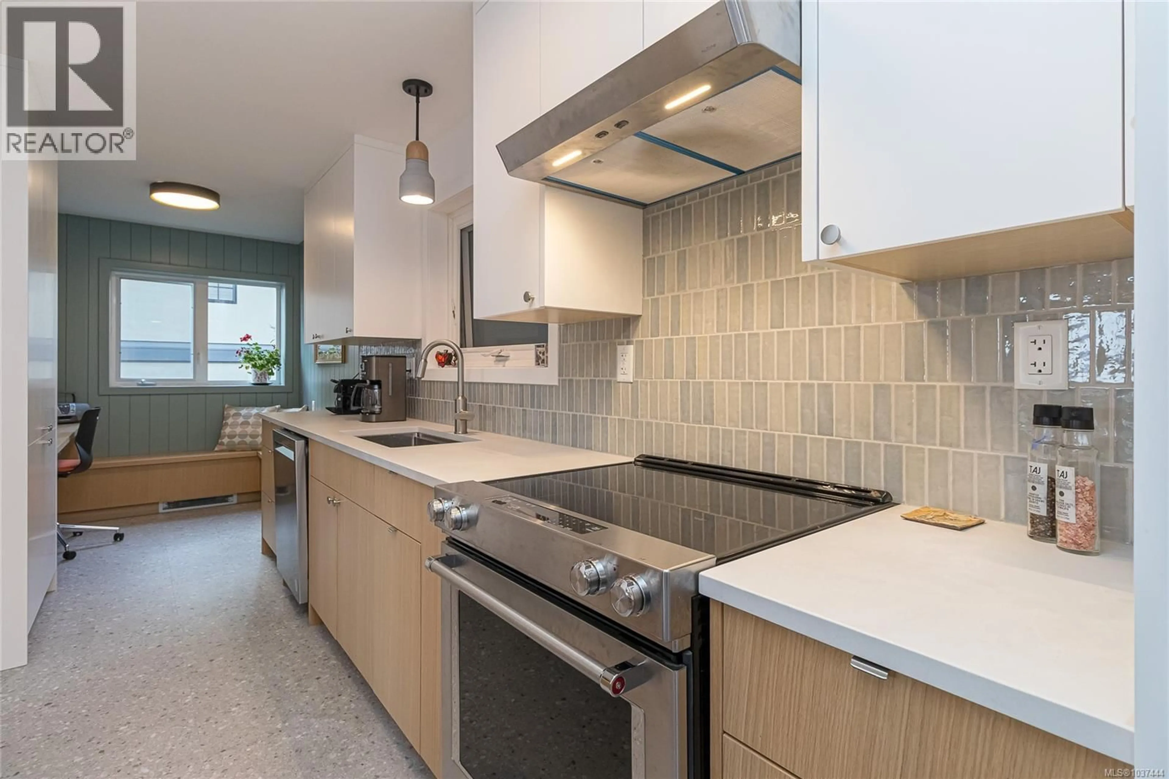 Unknown for 101 - 1540 DALLAS ROAD, Victoria British Columbia V8S1A3