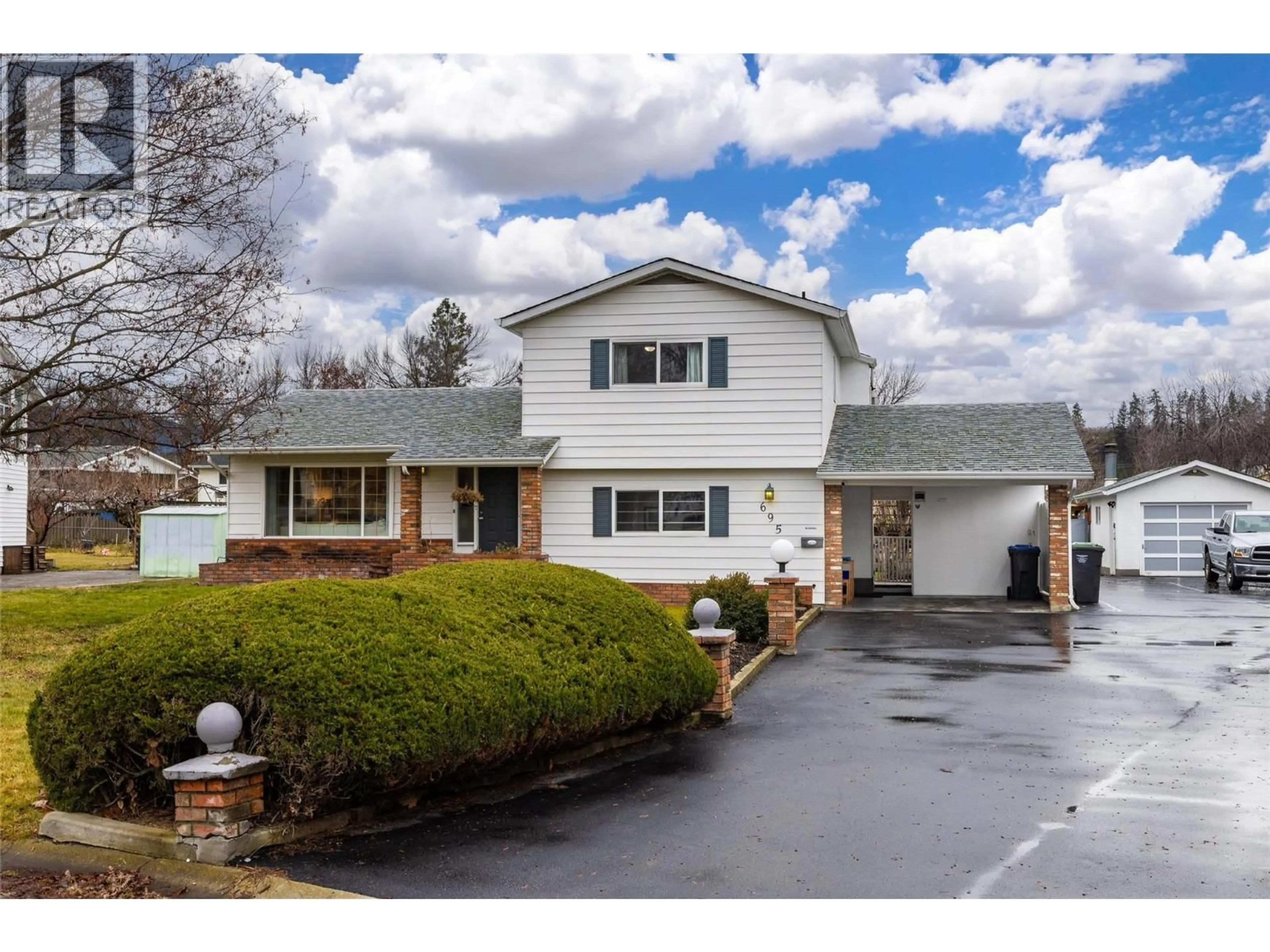 Home with vinyl exterior material, street for 695 MORAINE COURT, Kelowna British Columbia V1X5X2