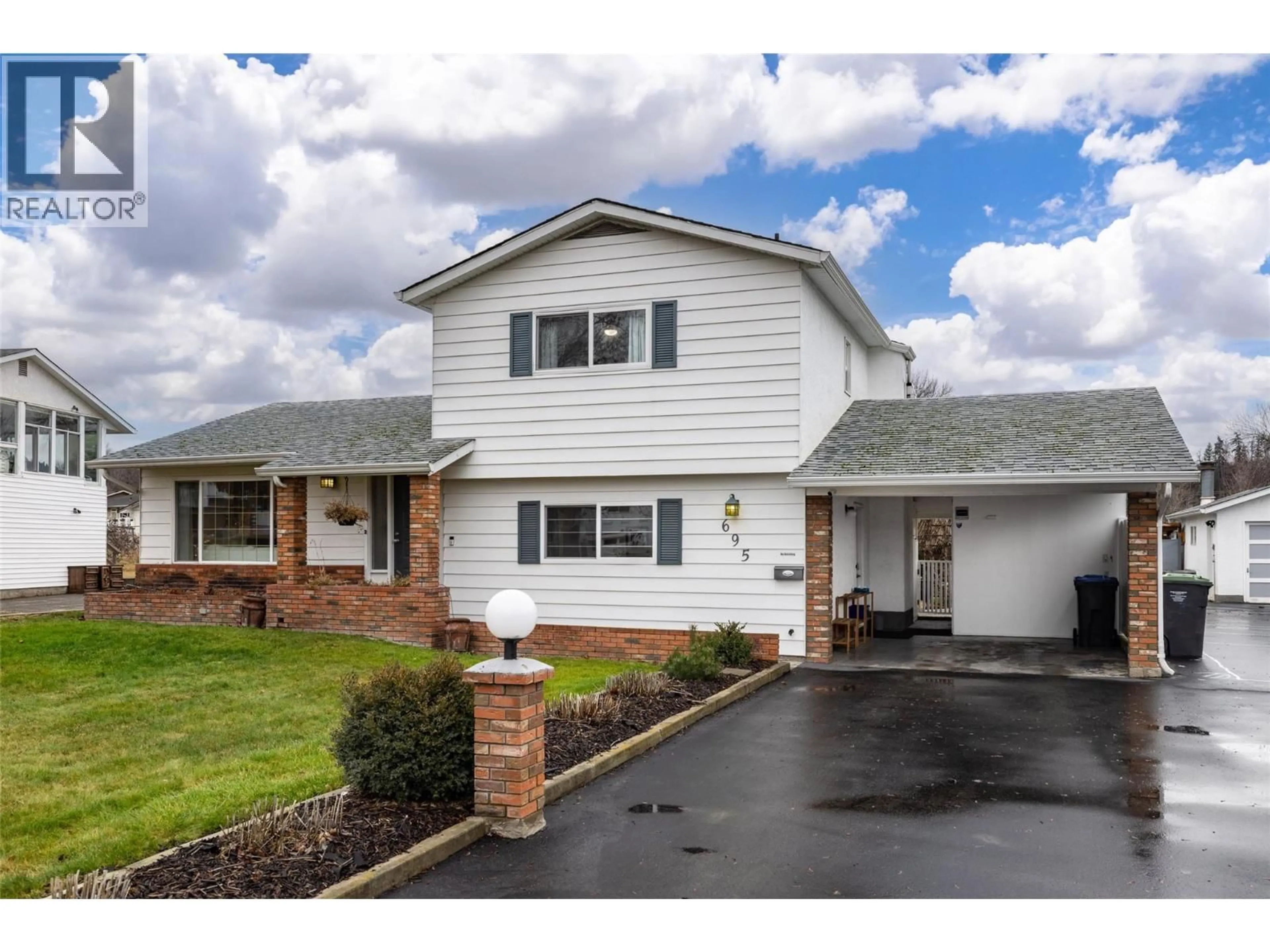 Home with vinyl exterior material, street for 695 MORAINE COURT, Kelowna British Columbia V1X5X2