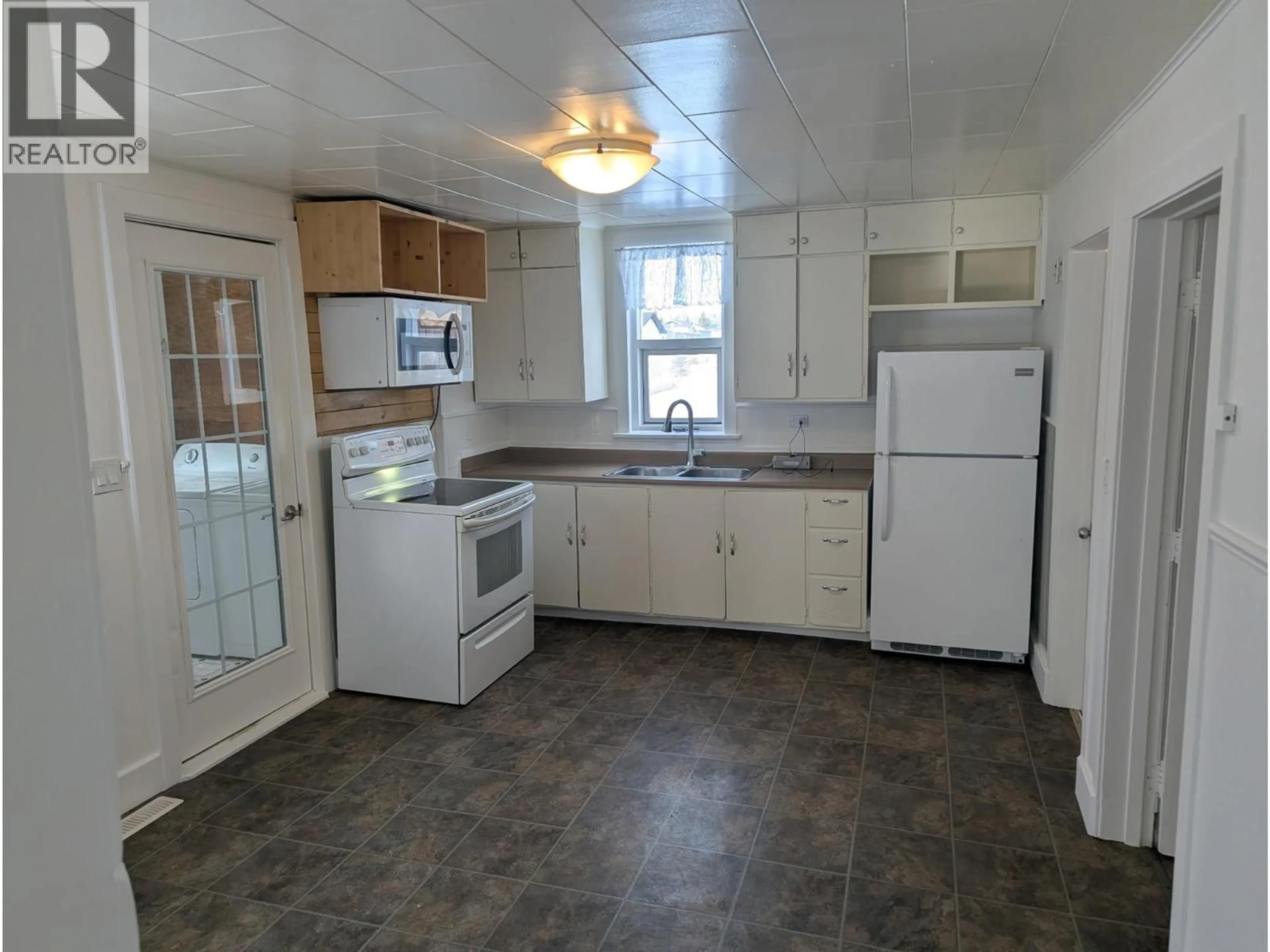 Standard kitchen, ceramic/tile floor for 1616 102 AVENUE, Dawson Creek British Columbia V1G2E4
