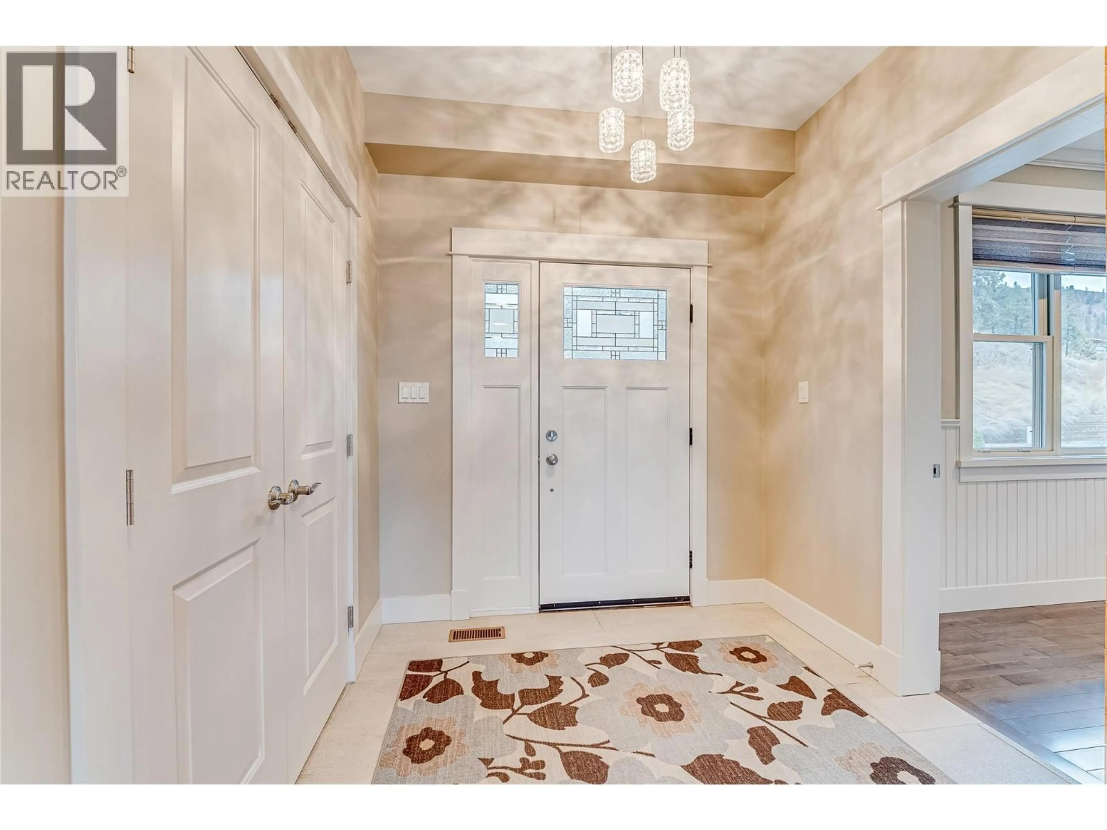 Indoor entryway for 8844 HAMPSHIRE CRESCENT, Vernon British Columbia V1H2K9