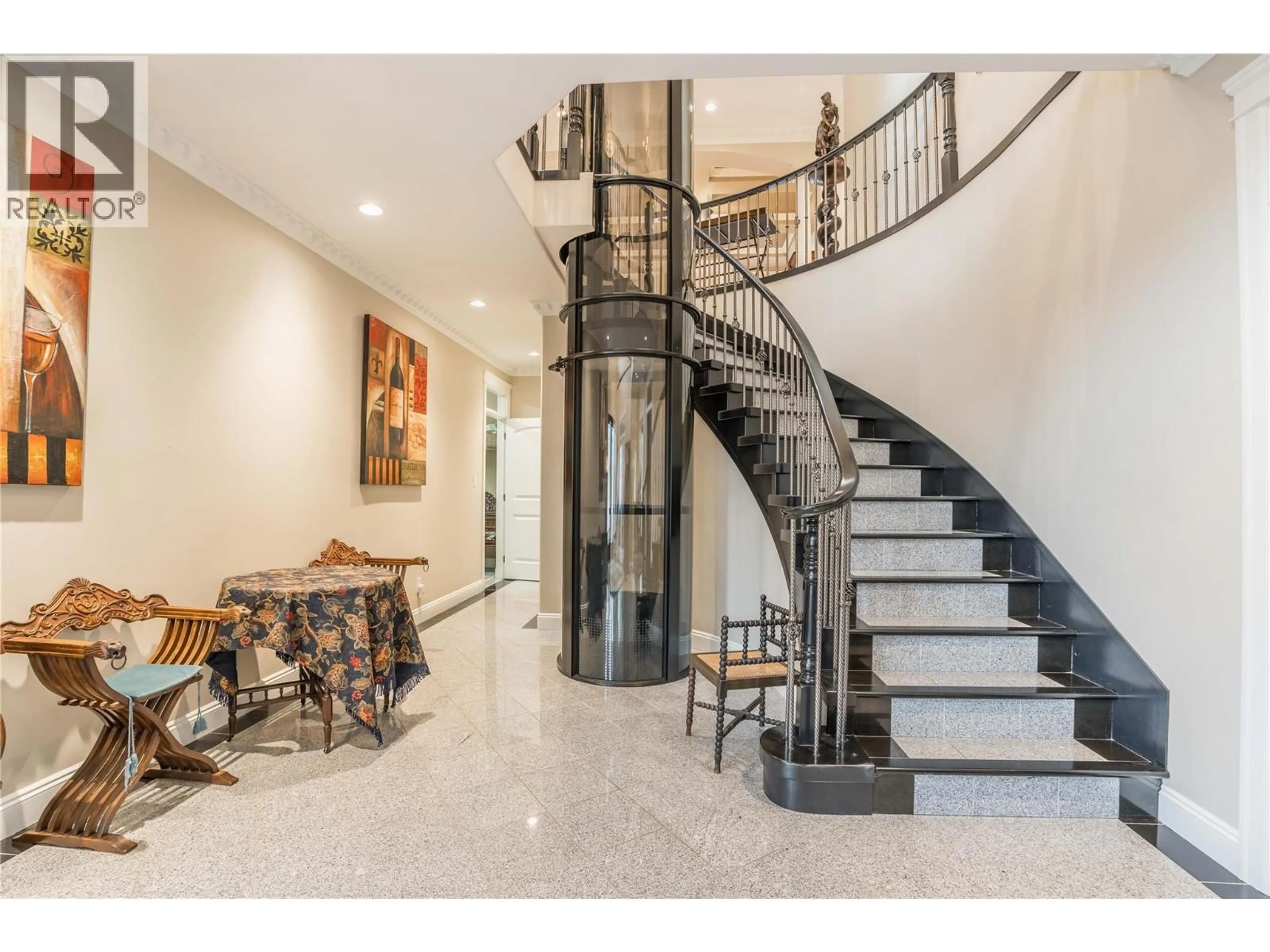 Indoor foyer for 186 JEWEL PLACE, Summerland British Columbia V0H1Z4