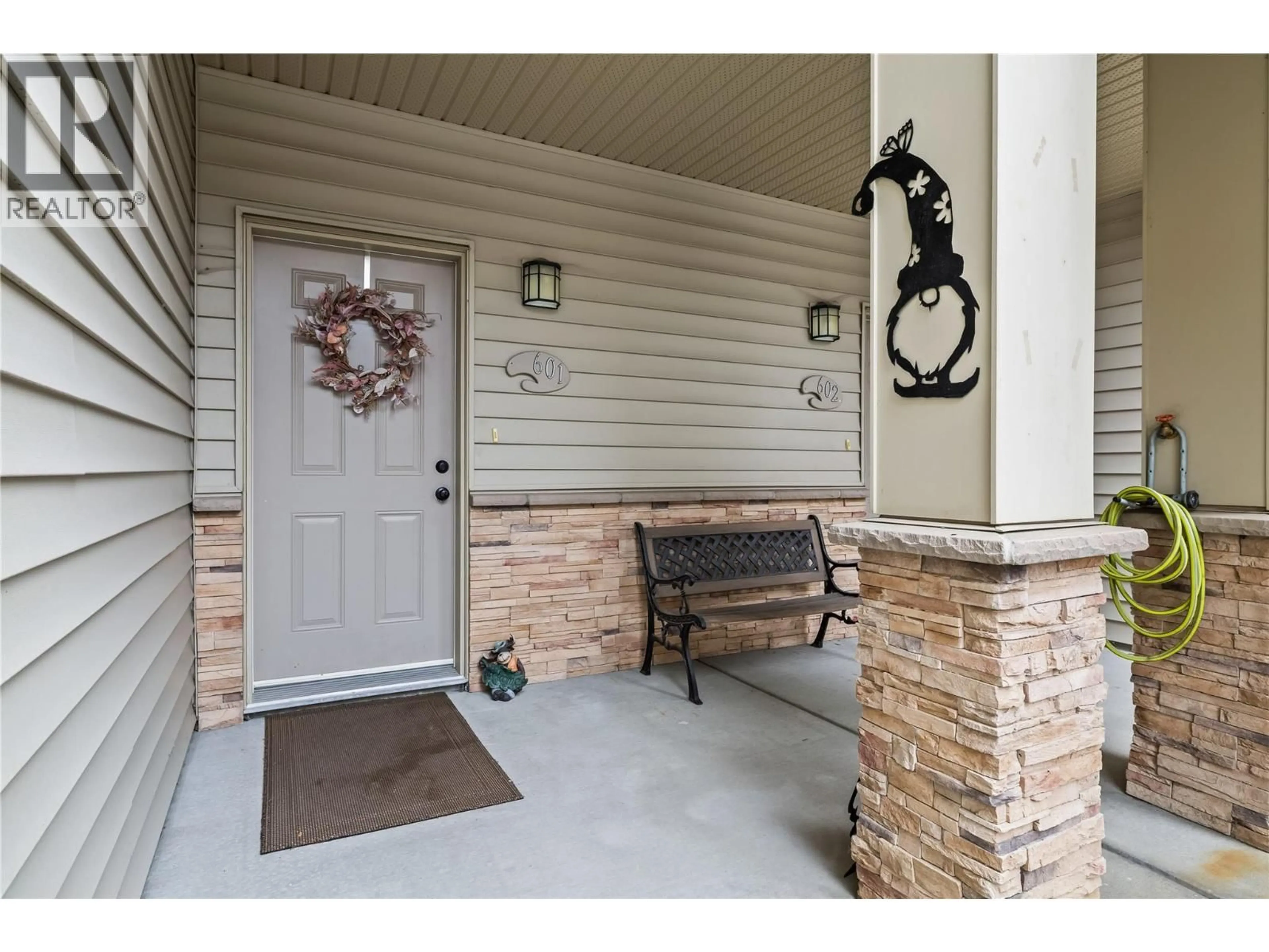 Indoor entryway for 601 - 3350 WOODSDALE ROAD, Lake Country British Columbia V4V2R7