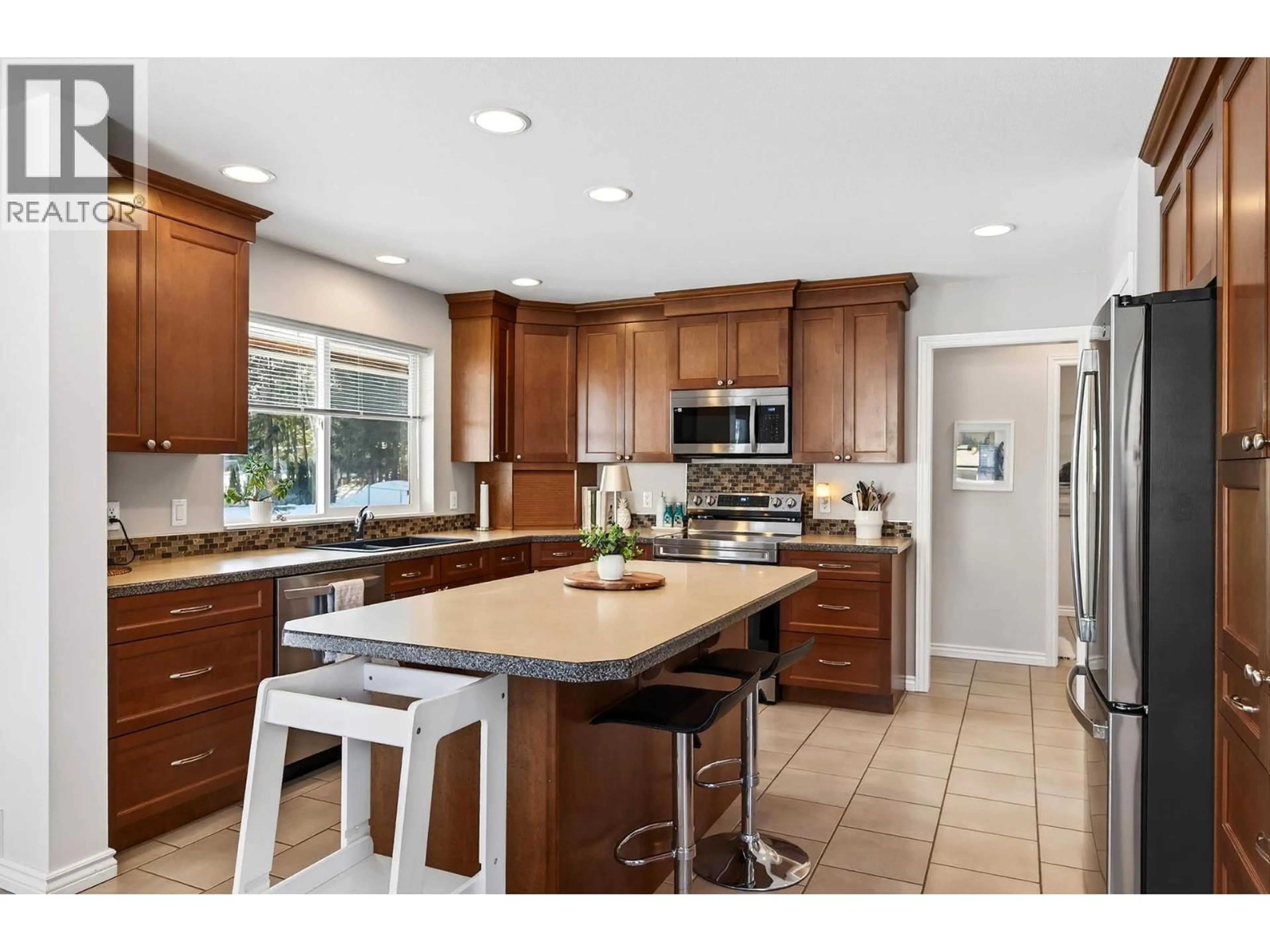 Open concept kitchen, unknown for 370 WYNDHAVEN PLACE, Clearwater British Columbia V0E1N1