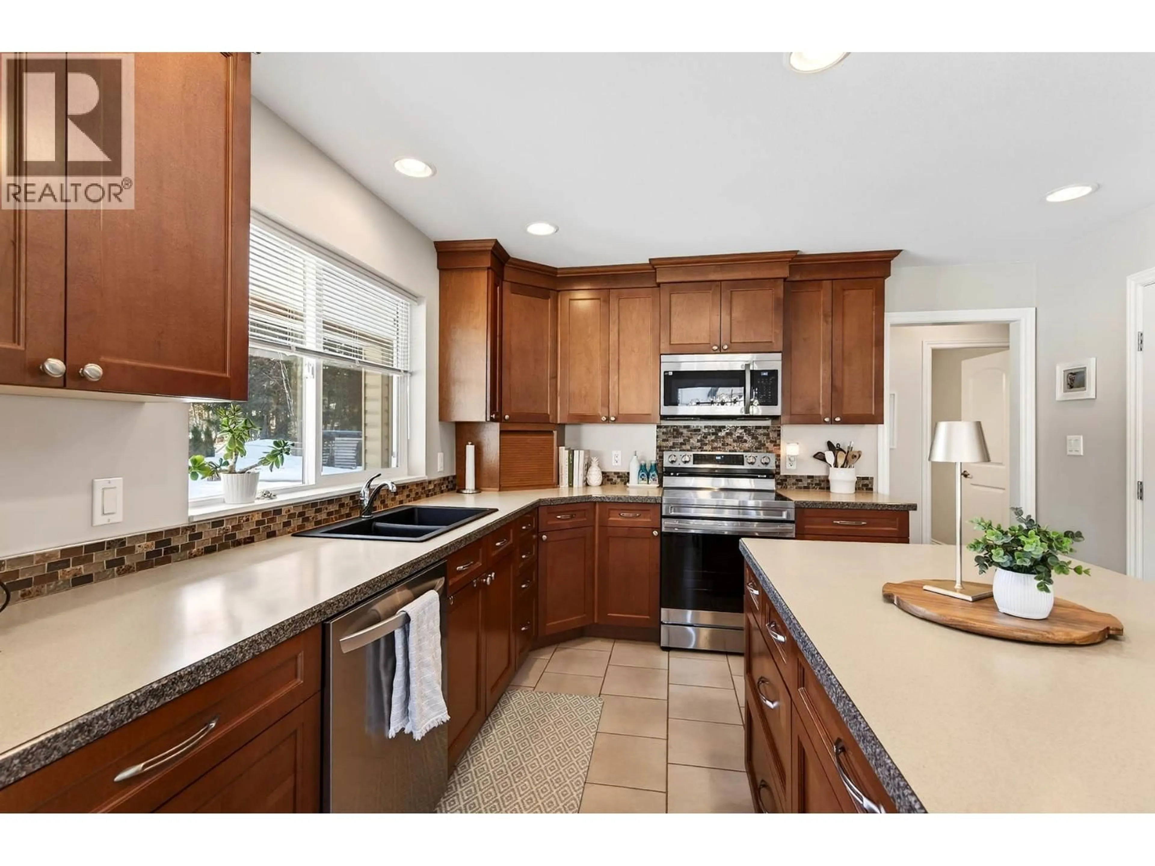 Open concept kitchen, ceramic/tile floor for 370 WYNDHAVEN PLACE, Clearwater British Columbia V0E1N1