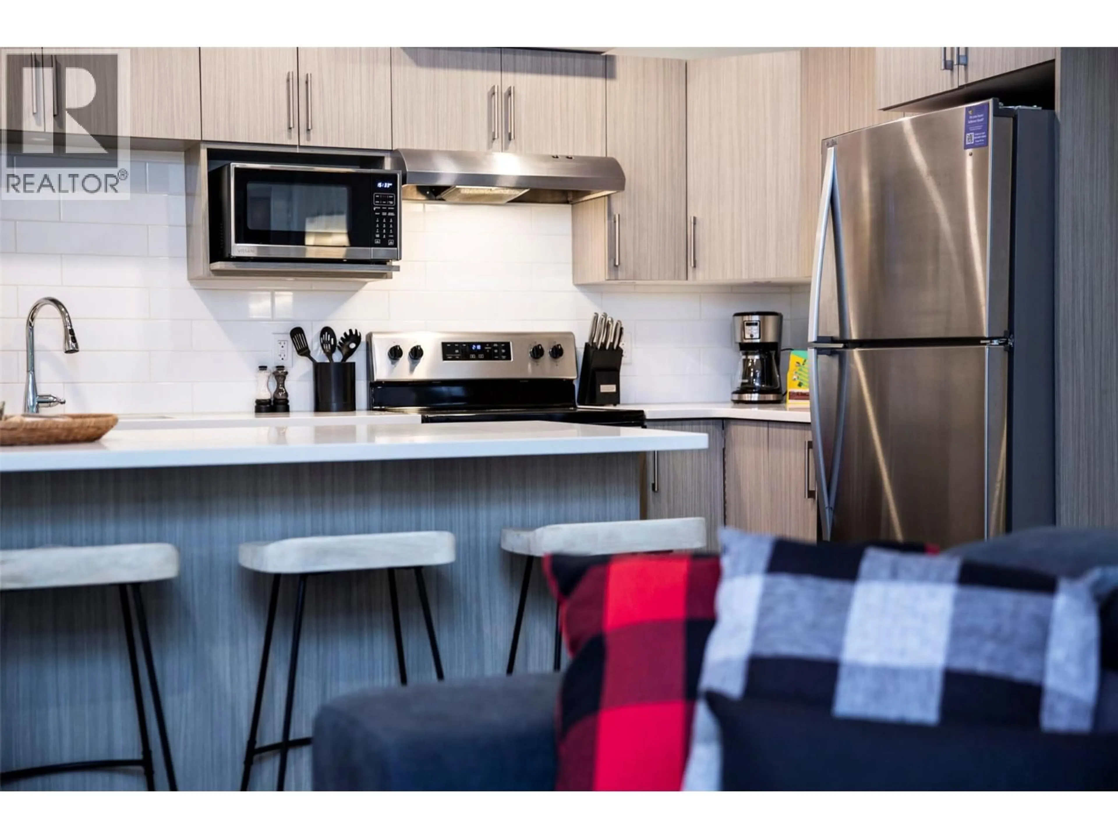 Open concept kitchen, wood/laminate floor for 5101 - 1901 NELS NELSEN CRESCENT, Revelstoke British Columbia V0E2S3