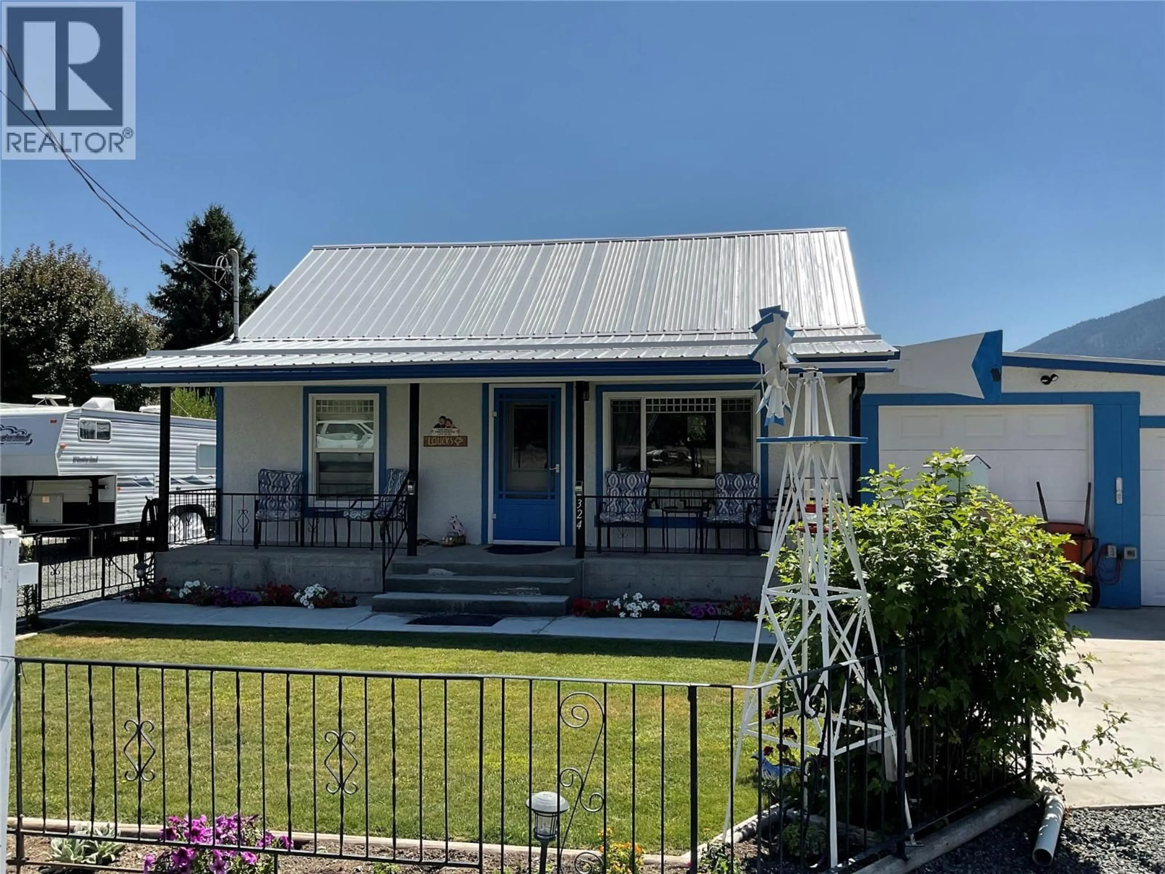 Home with vinyl exterior material, building for 324 HARTLAND AVENUE, Midway British Columbia V0H1M0