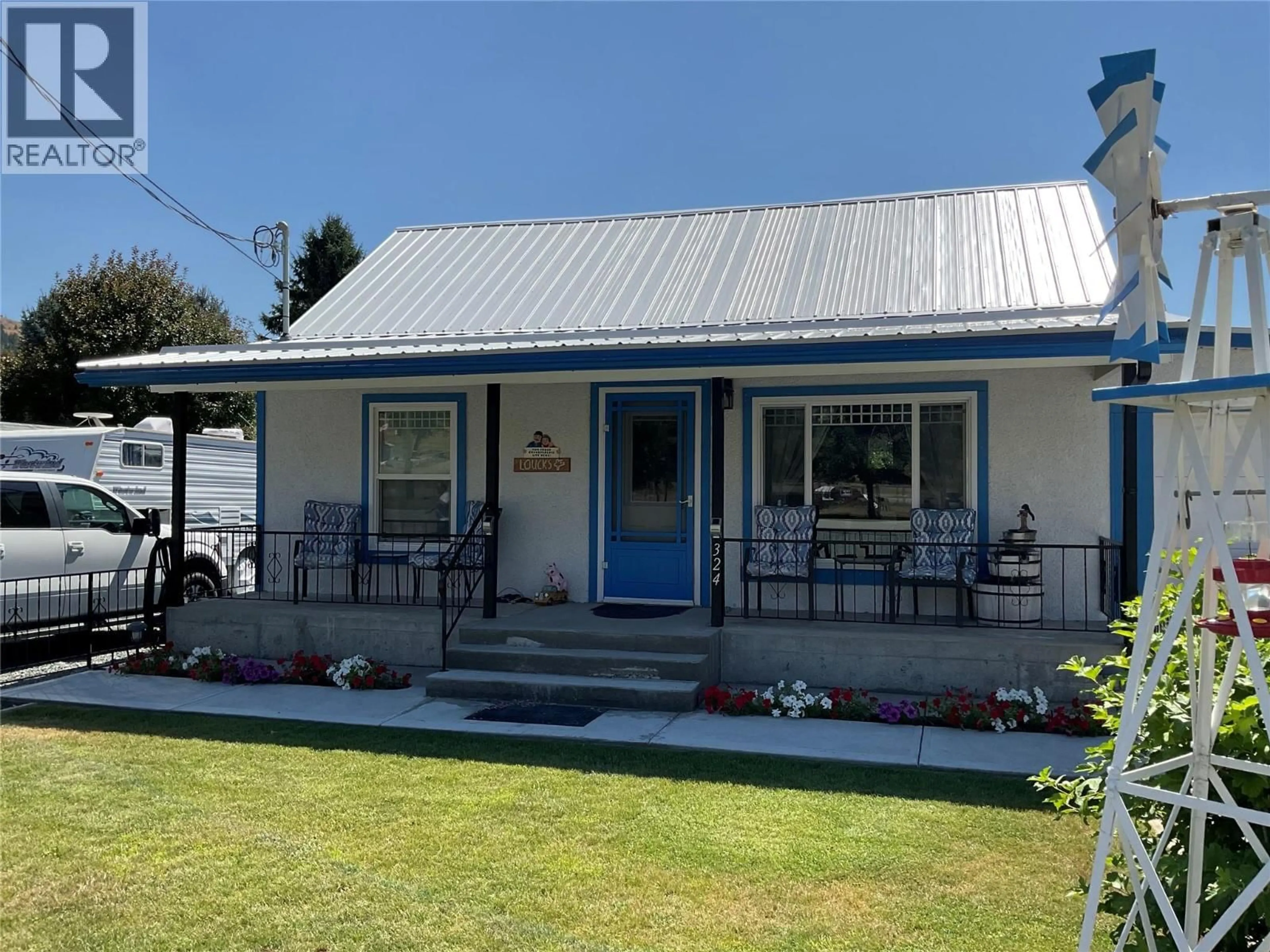 A pic from outside/outdoor area/front of a property/back of a property/a pic from drone, unknown for 324 HARTLAND AVENUE, Midway British Columbia V0H1M0