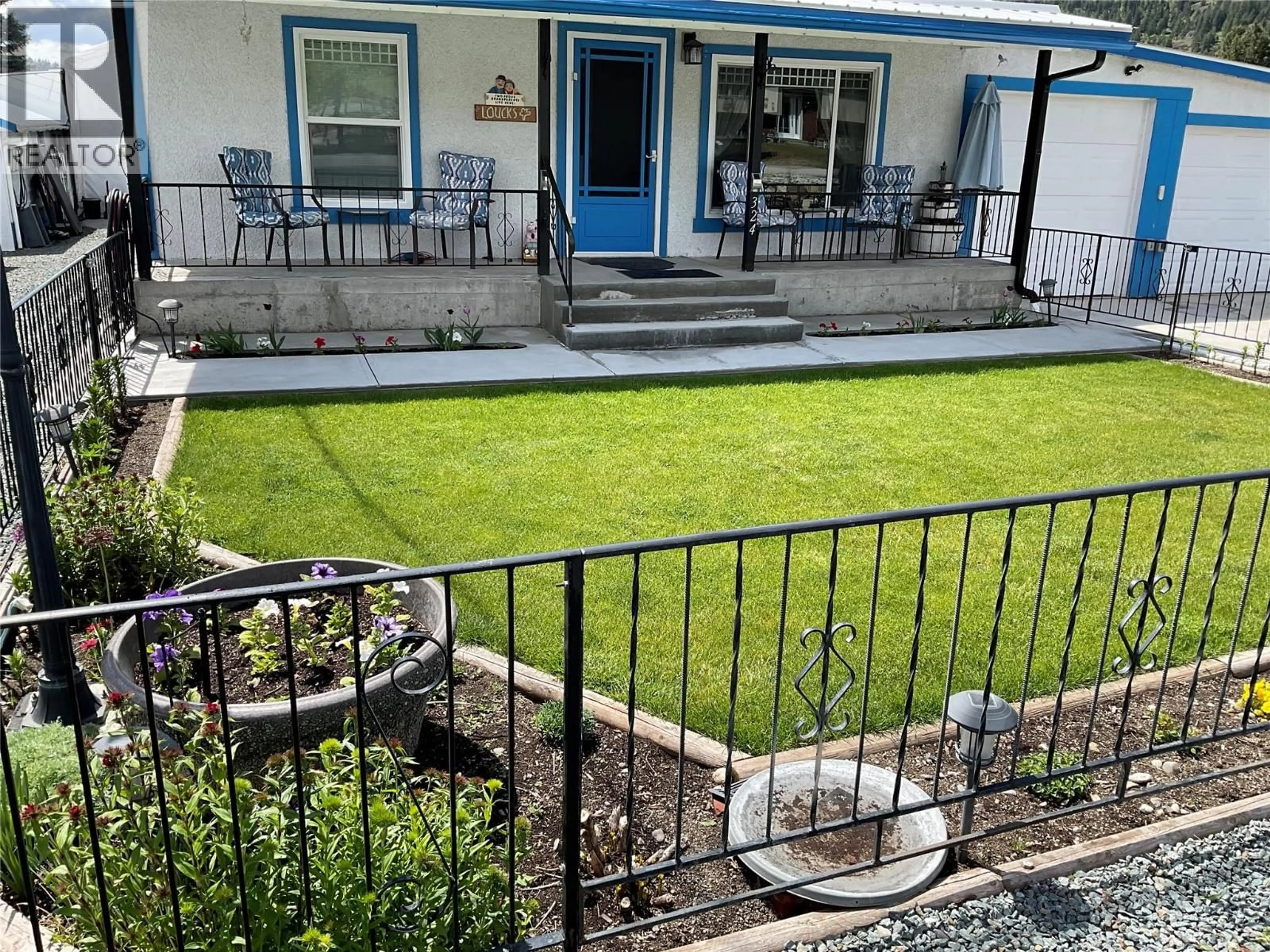 Patio, street for 324 HARTLAND AVENUE, Midway British Columbia V0H1M0