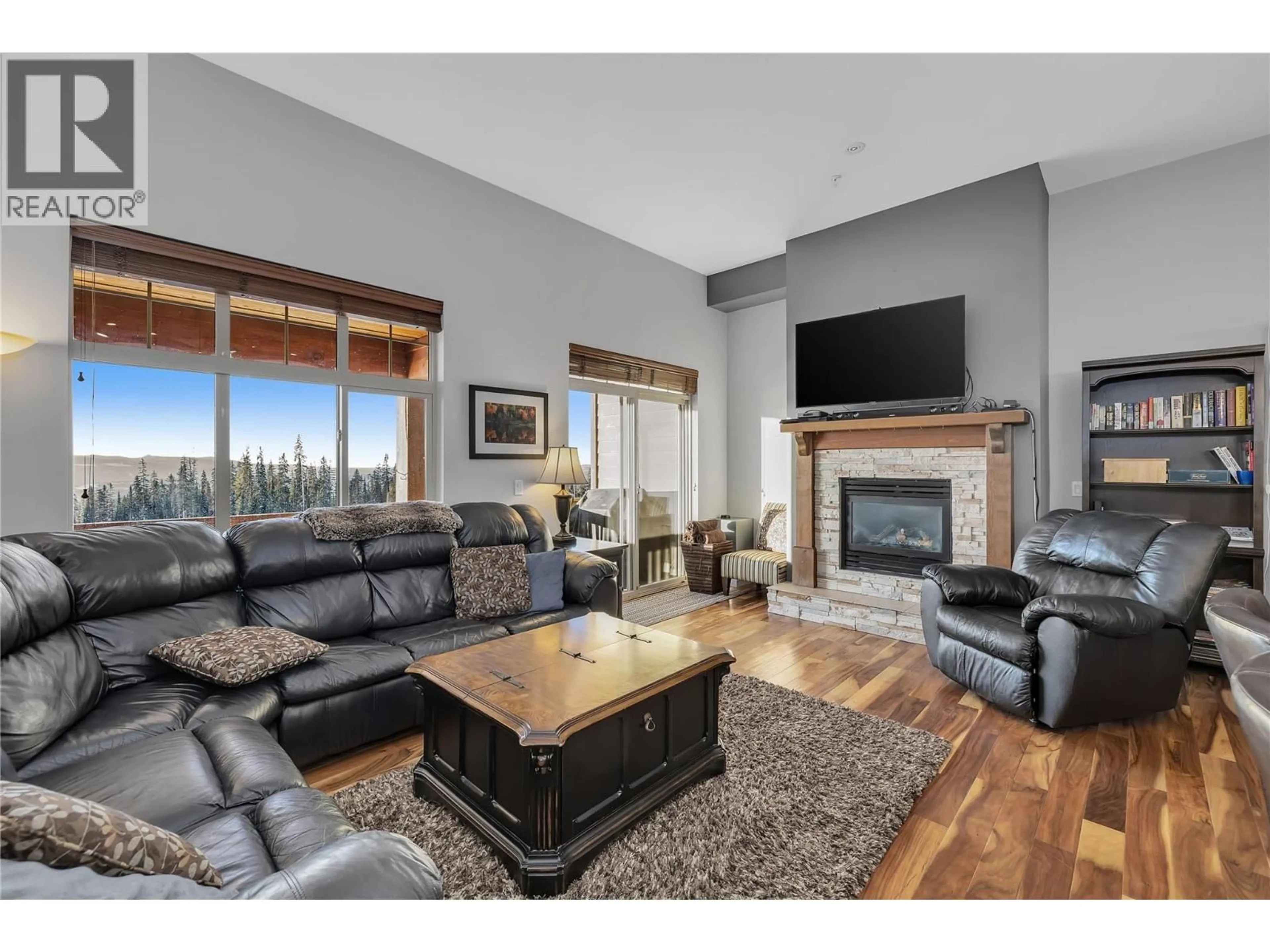Living room with furniture, wood/laminate floor for 5 - 5045 SNOWBIRD WAY, Big White British Columbia V1P1P3