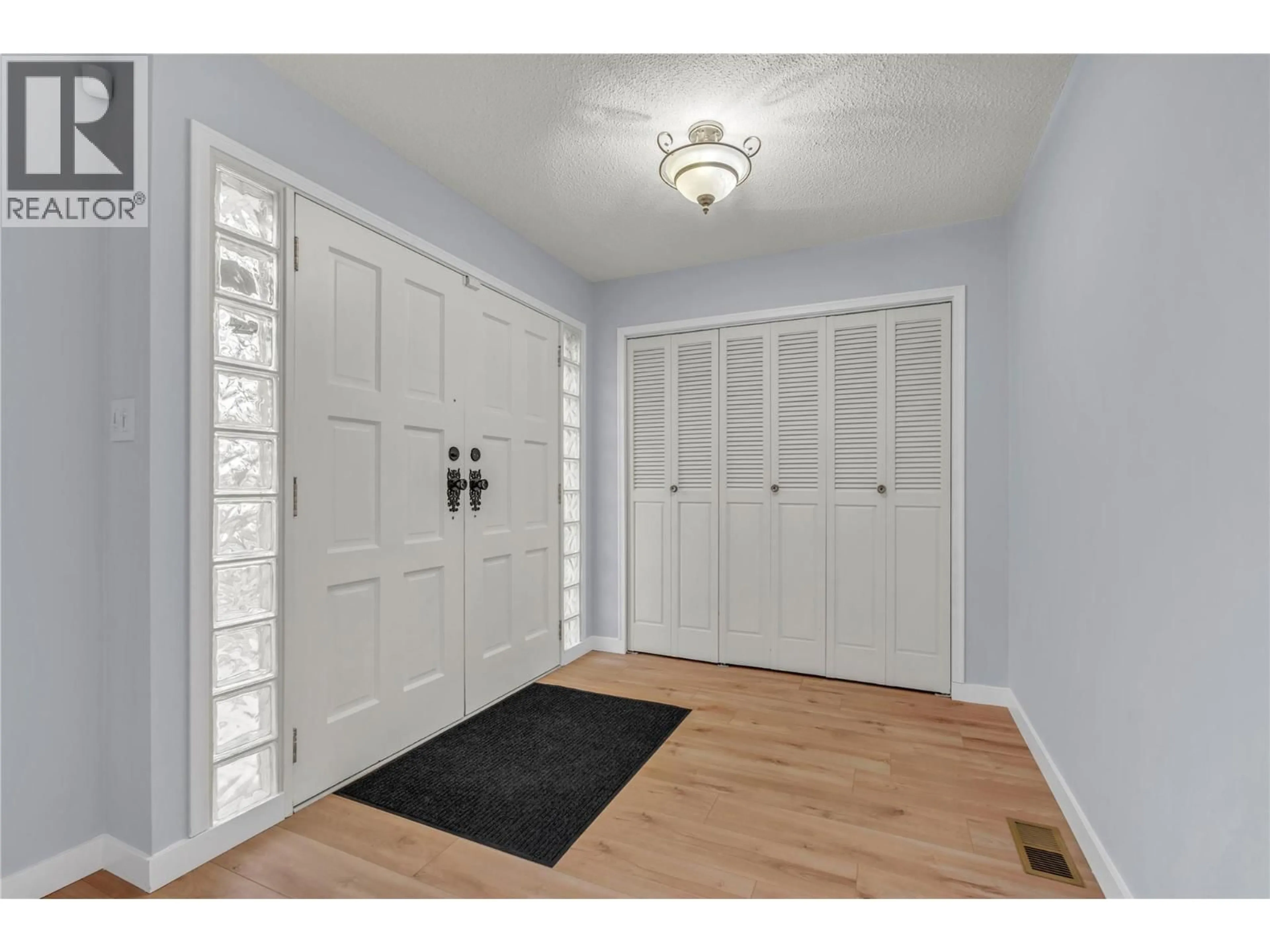 Indoor entryway for 194 NELSON AVENUE, Penticton British Columbia V2A2K9