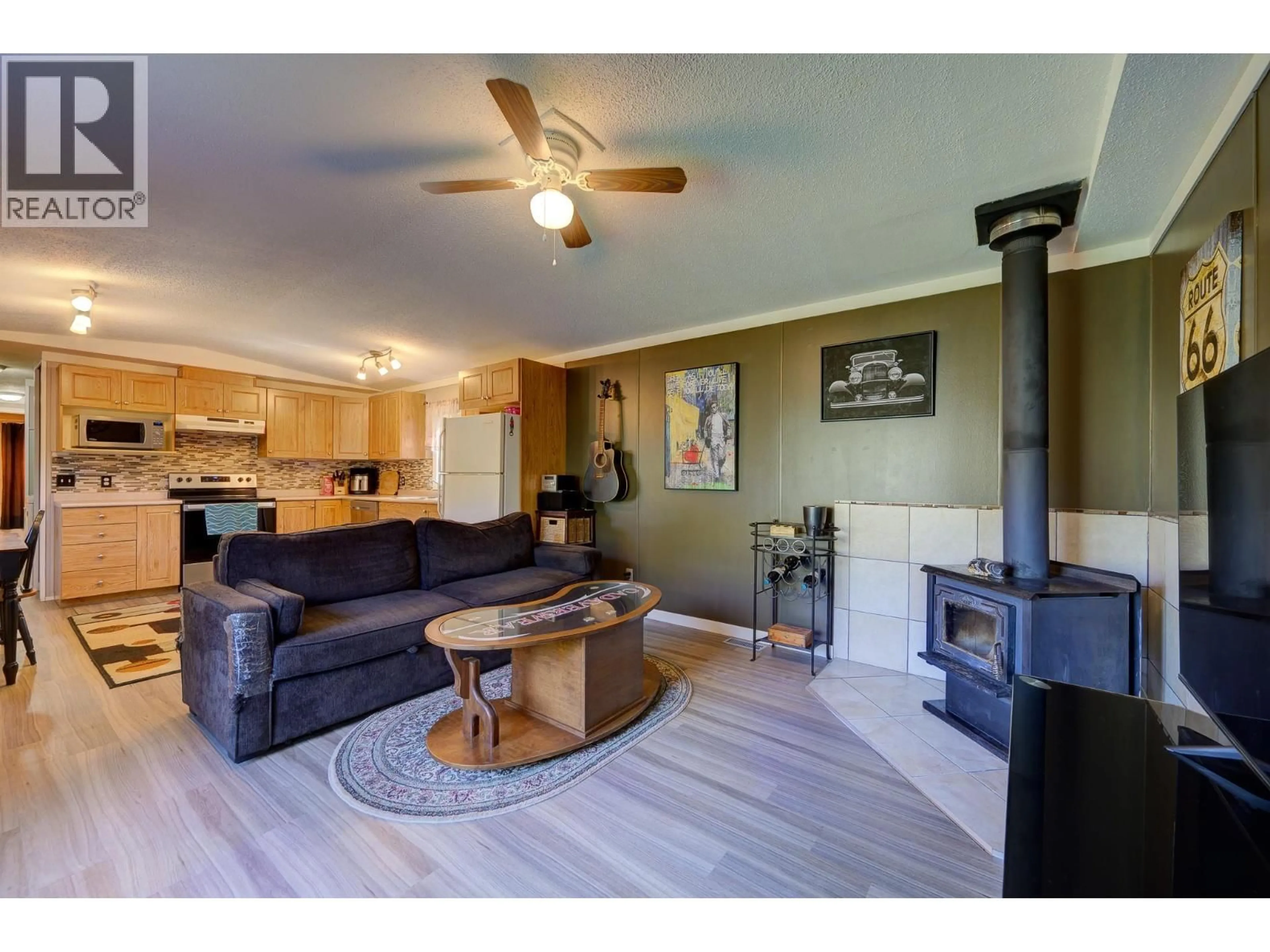 Living room with furniture, unknown for 13 - 3546 YELLOWHEAD HIGHWAY, Barriere British Columbia V0E2E0