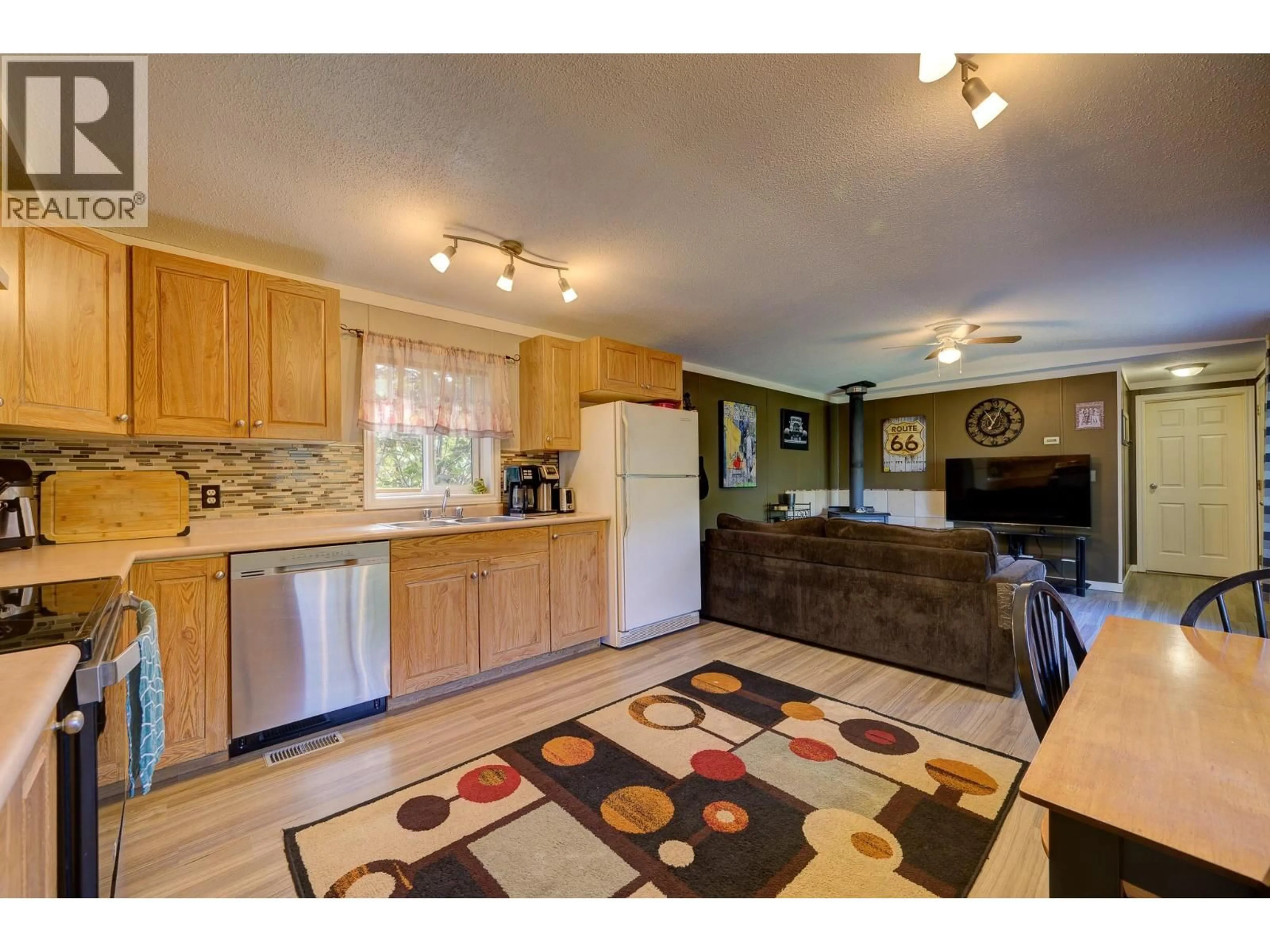 Open concept kitchen, ceramic/tile floor for 13 - 3546 YELLOWHEAD HIGHWAY, Barriere British Columbia V0E2E0