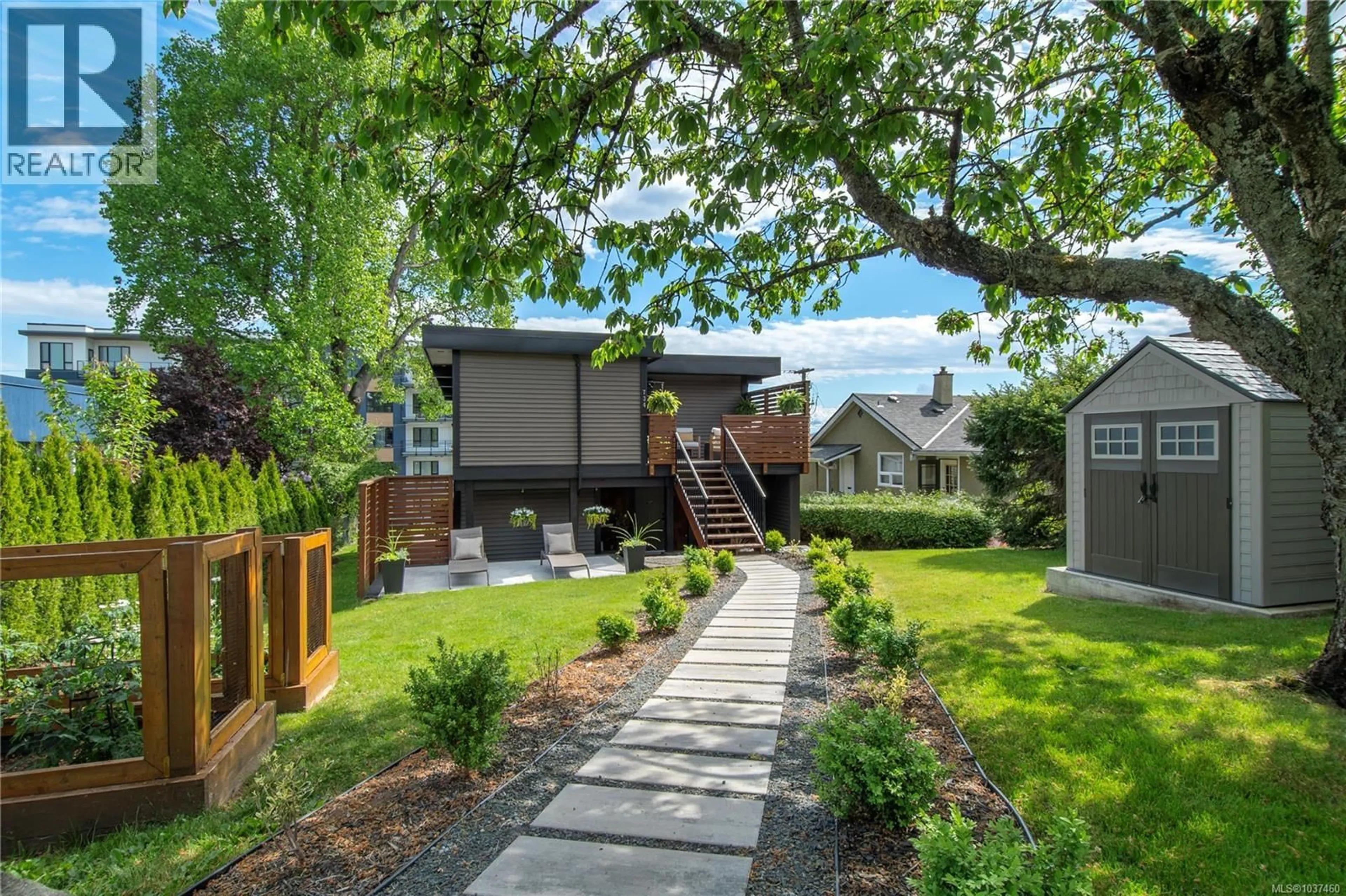 Home with vinyl exterior material, street for 734 BIRCH STREET, Campbell River British Columbia V9W2T4