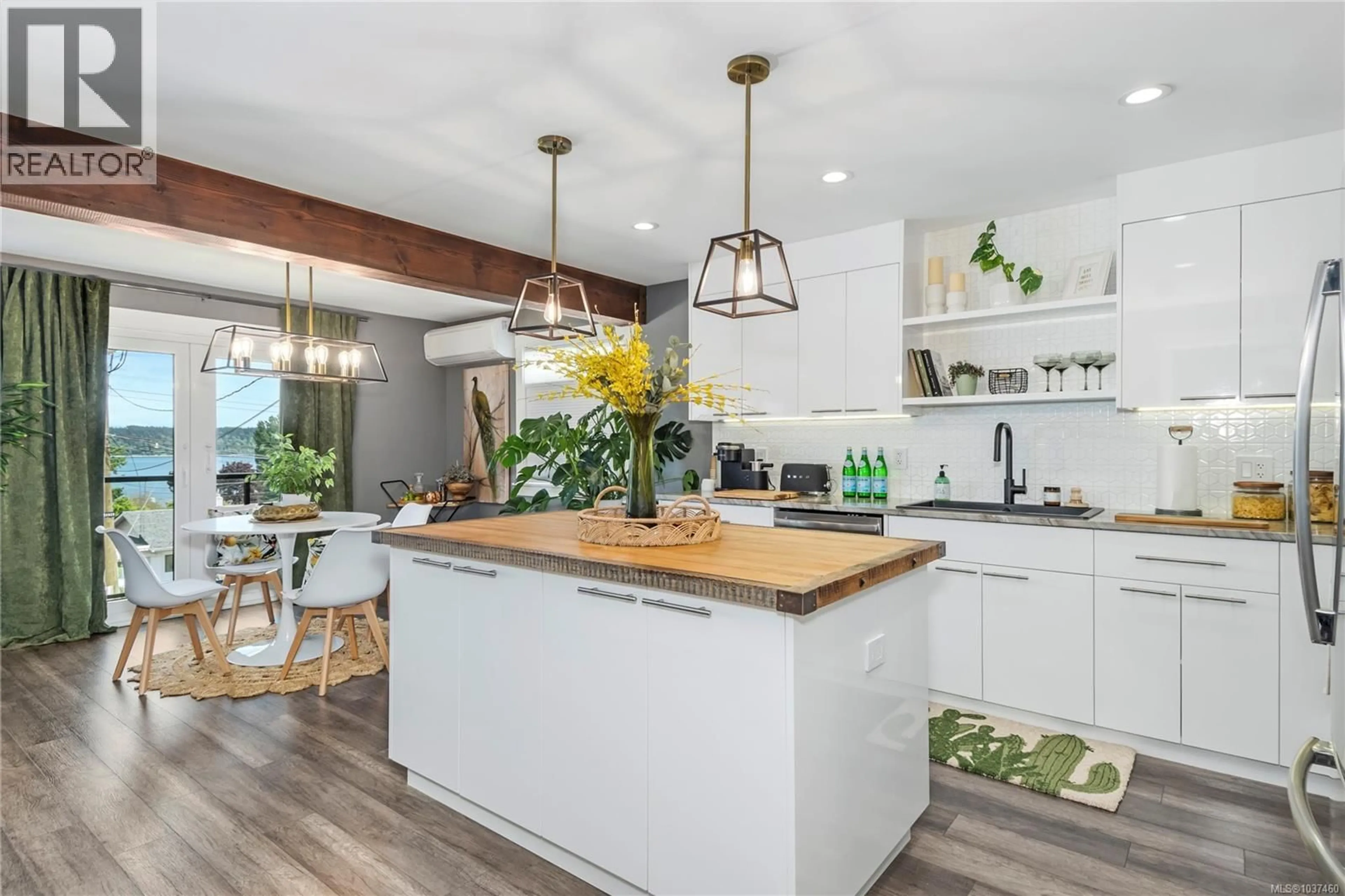 Open concept kitchen, wood/laminate floor for 734 BIRCH STREET, Campbell River British Columbia V9W2T4
