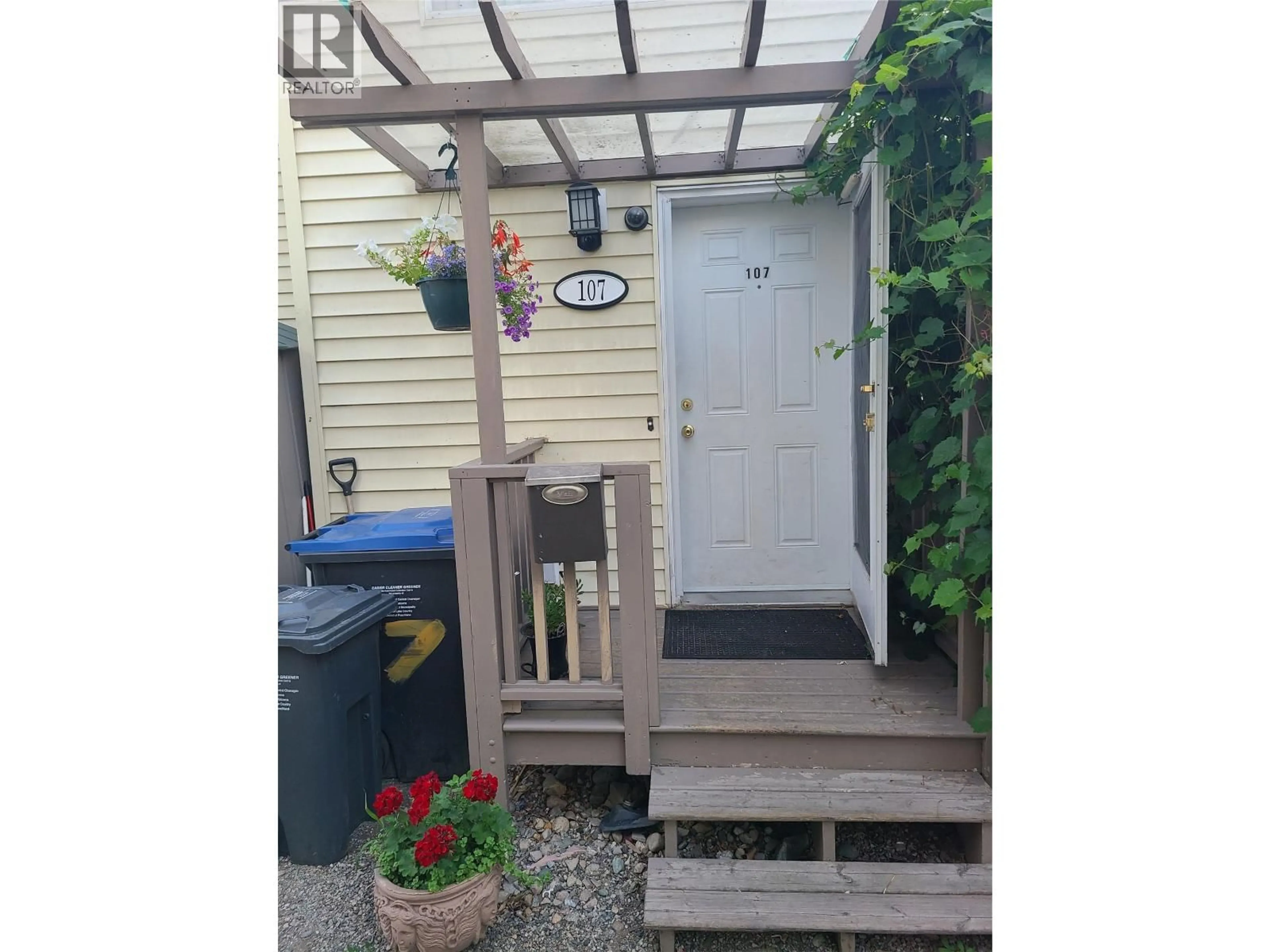 Patio, street for 107 - 335 33 HIGHWAY EAST, Kelowna British Columbia V1X2A4