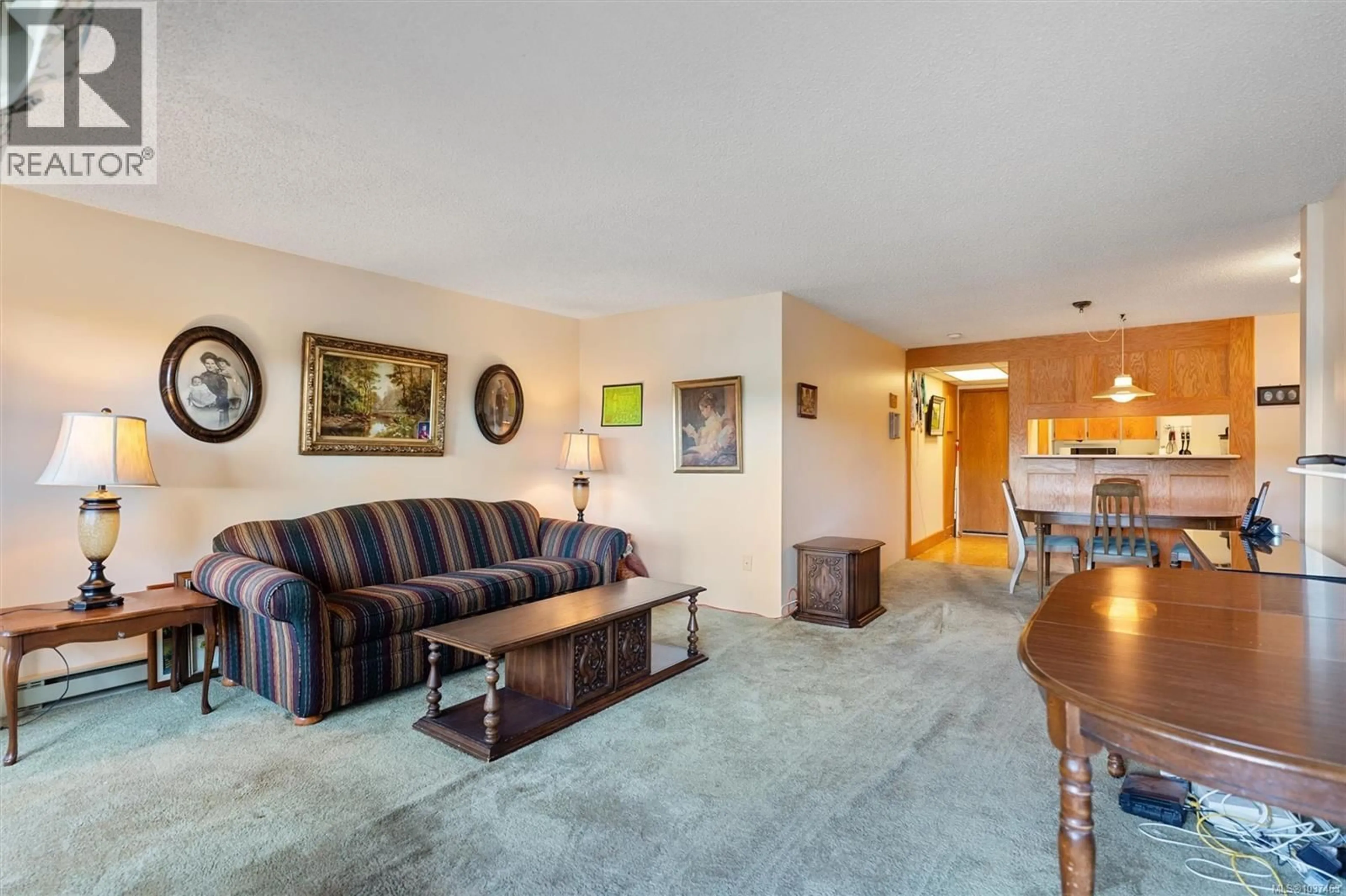 Living room with furniture, unknown for 402 - 2605 WINDSOR ROAD, Oak Bay British Columbia V8S5H9