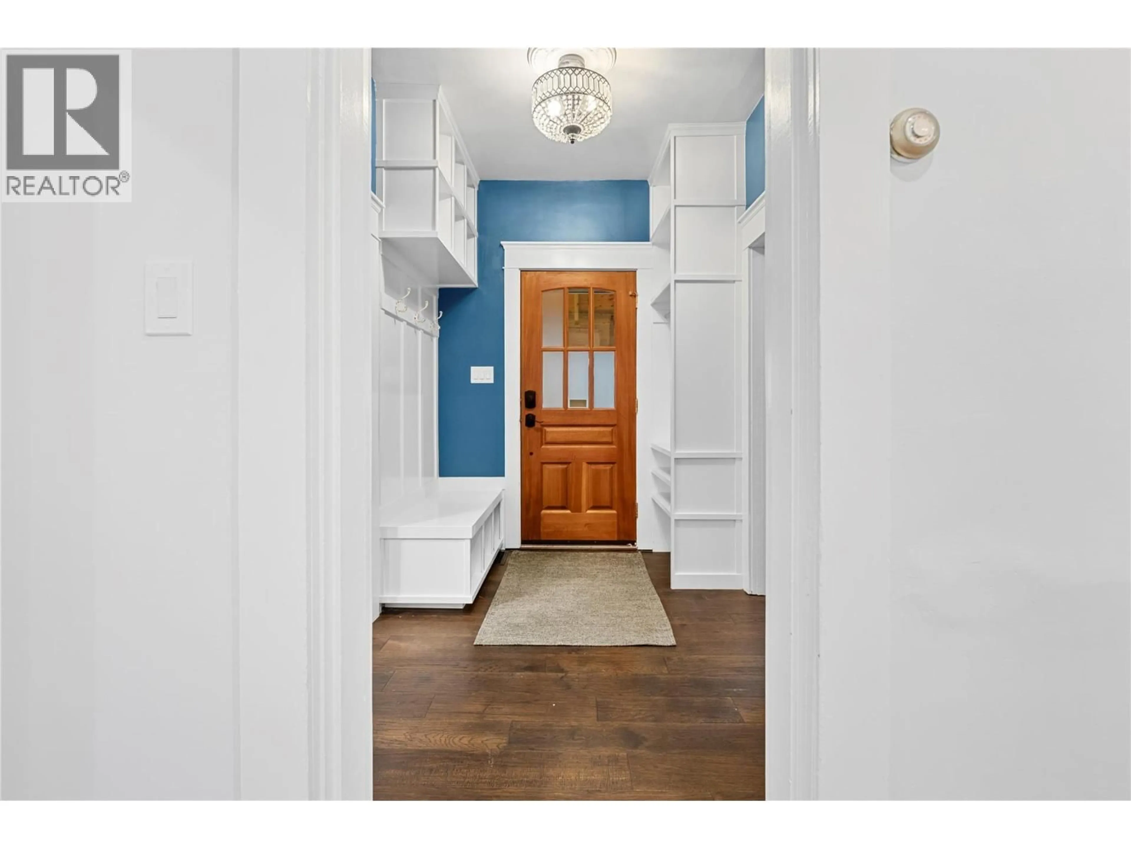 Indoor entryway for 550 6 STREET, Salmon Arm British Columbia V1E4E4