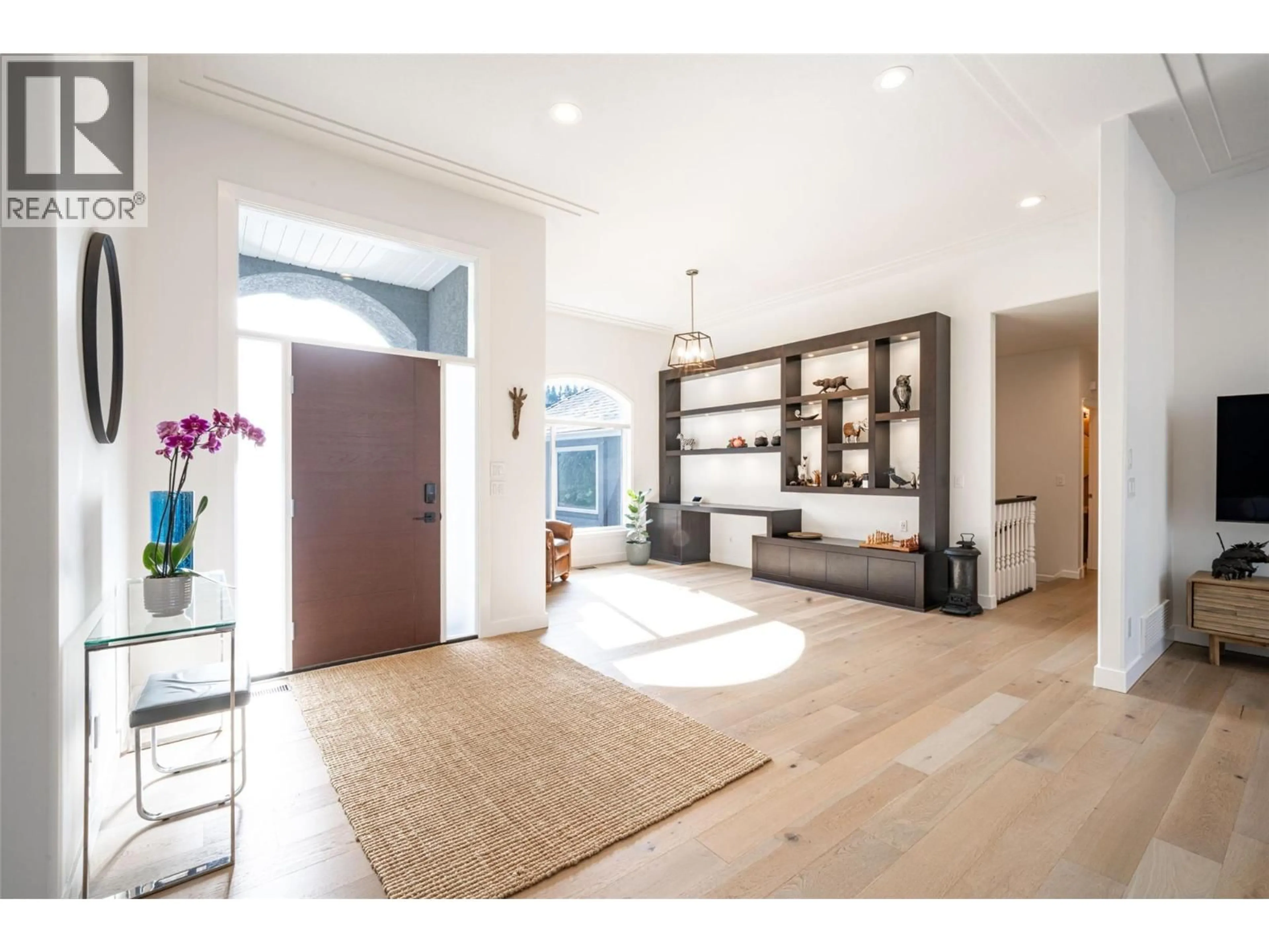 Indoor entryway for 2102 LILLOOET COURT, Kelowna British Columbia V1V1Y2