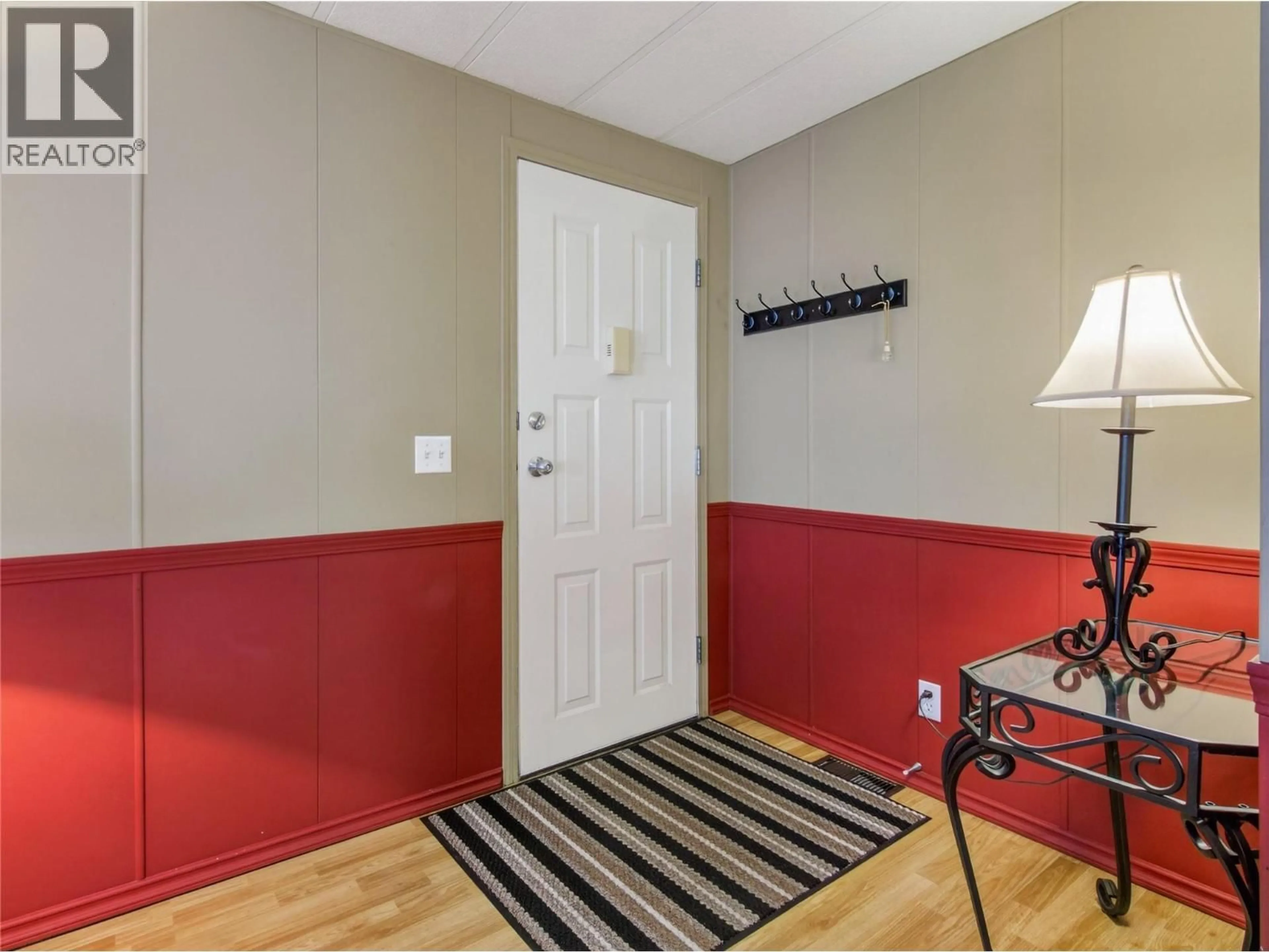 Indoor entryway for 9 - 999 BURNABY AVENUE, Penticton British Columbia V2A1G7