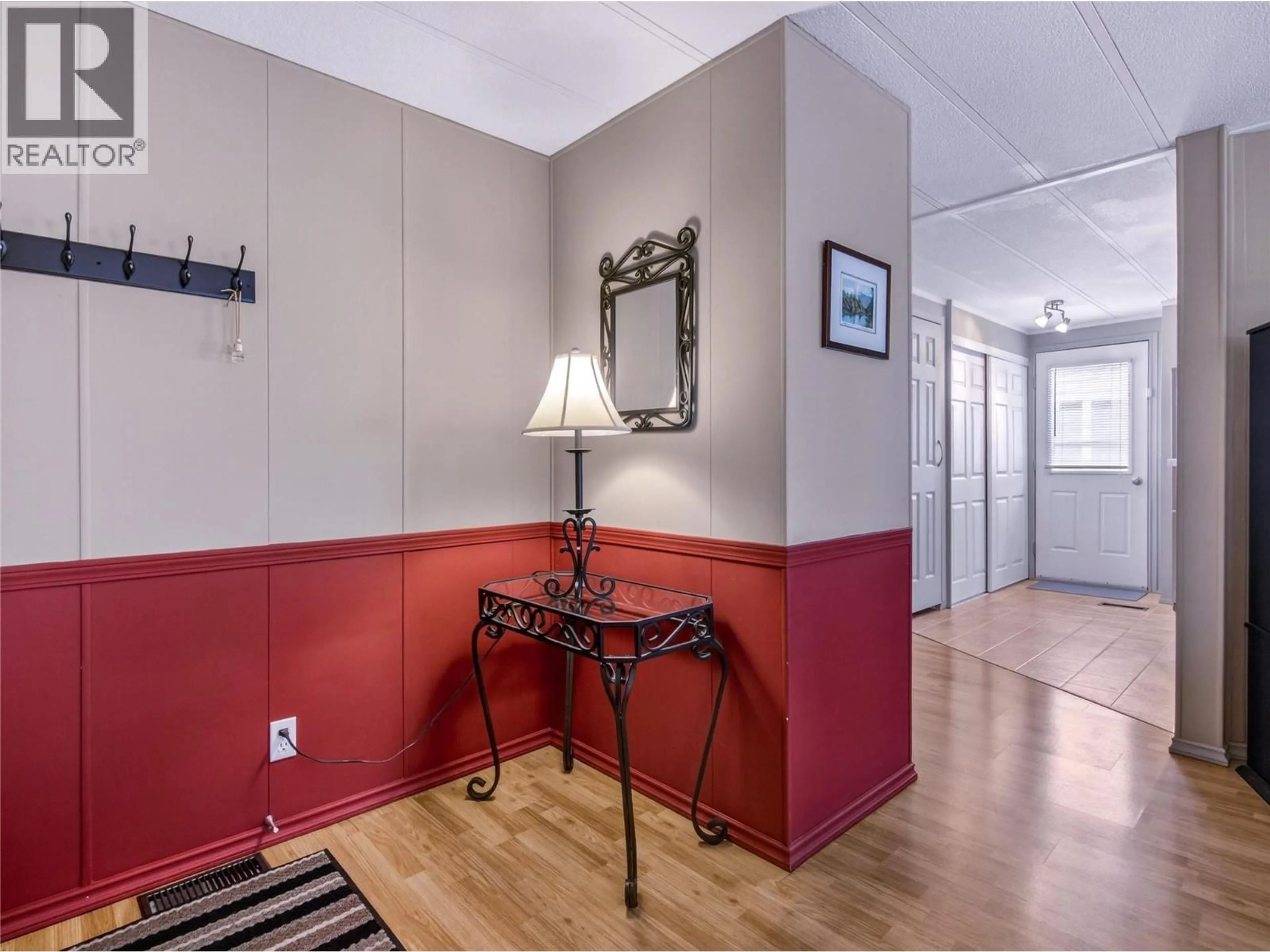 Indoor foyer for 9 - 999 BURNABY AVENUE, Penticton British Columbia V2A1G7