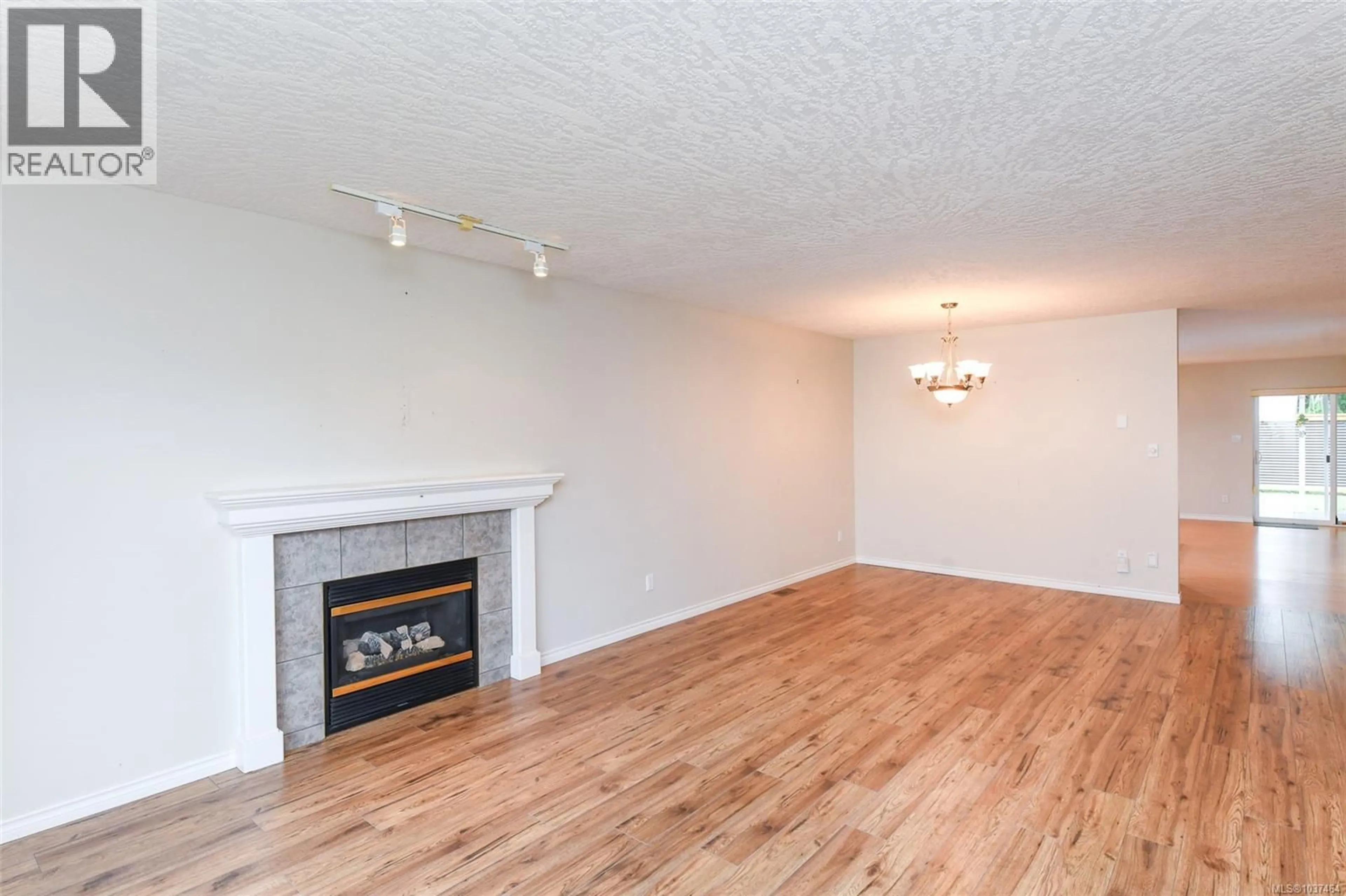 Living room with furniture, wood/laminate floor for 2261 MURRELET DRIVE, Comox British Columbia V9M4G6