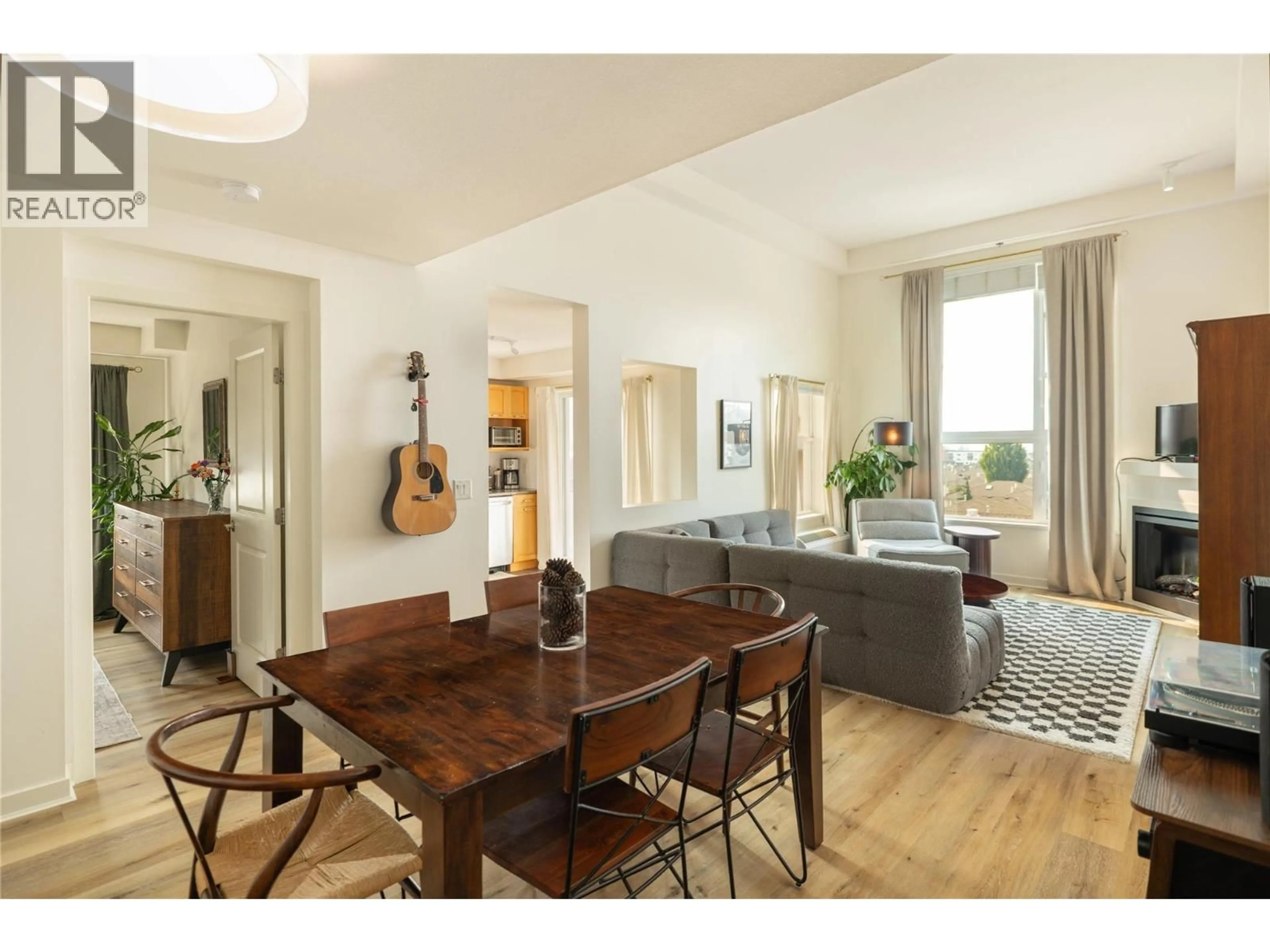 Dining room, wood/laminate floor for 417 - 567 YATES ROAD, Kelowna British Columbia V1V2V4