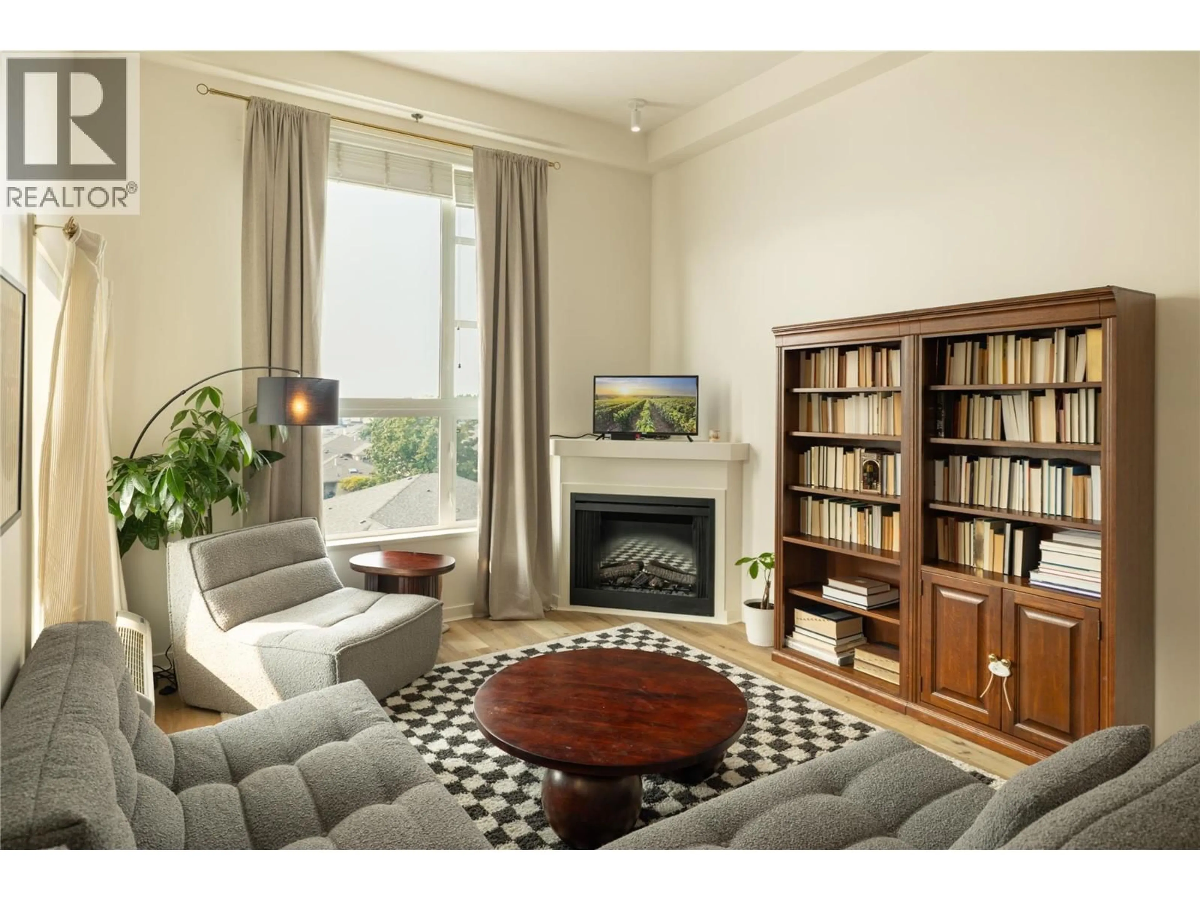 Living room with furniture, wood/laminate floor for 417 - 567 YATES ROAD, Kelowna British Columbia V1V2V4