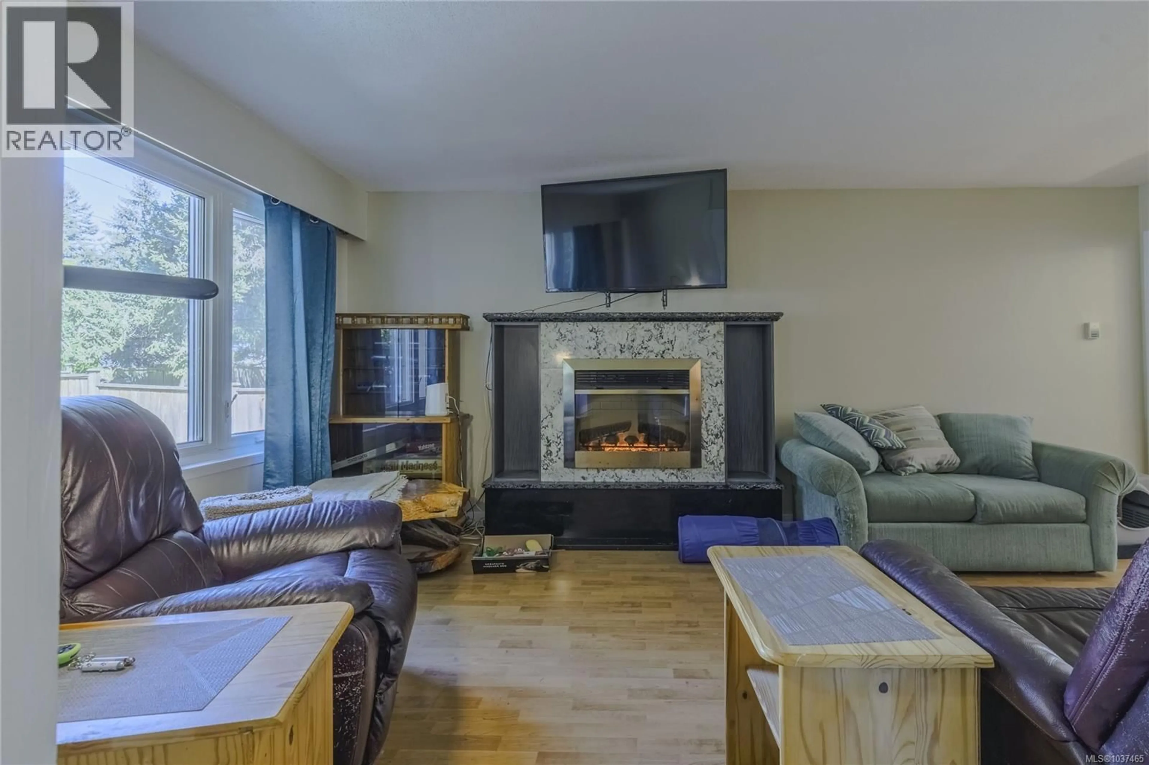 Living room with furniture, wood/laminate floor for 3709 LONG LAKE TERRACE, Nanaimo British Columbia V9T2V2