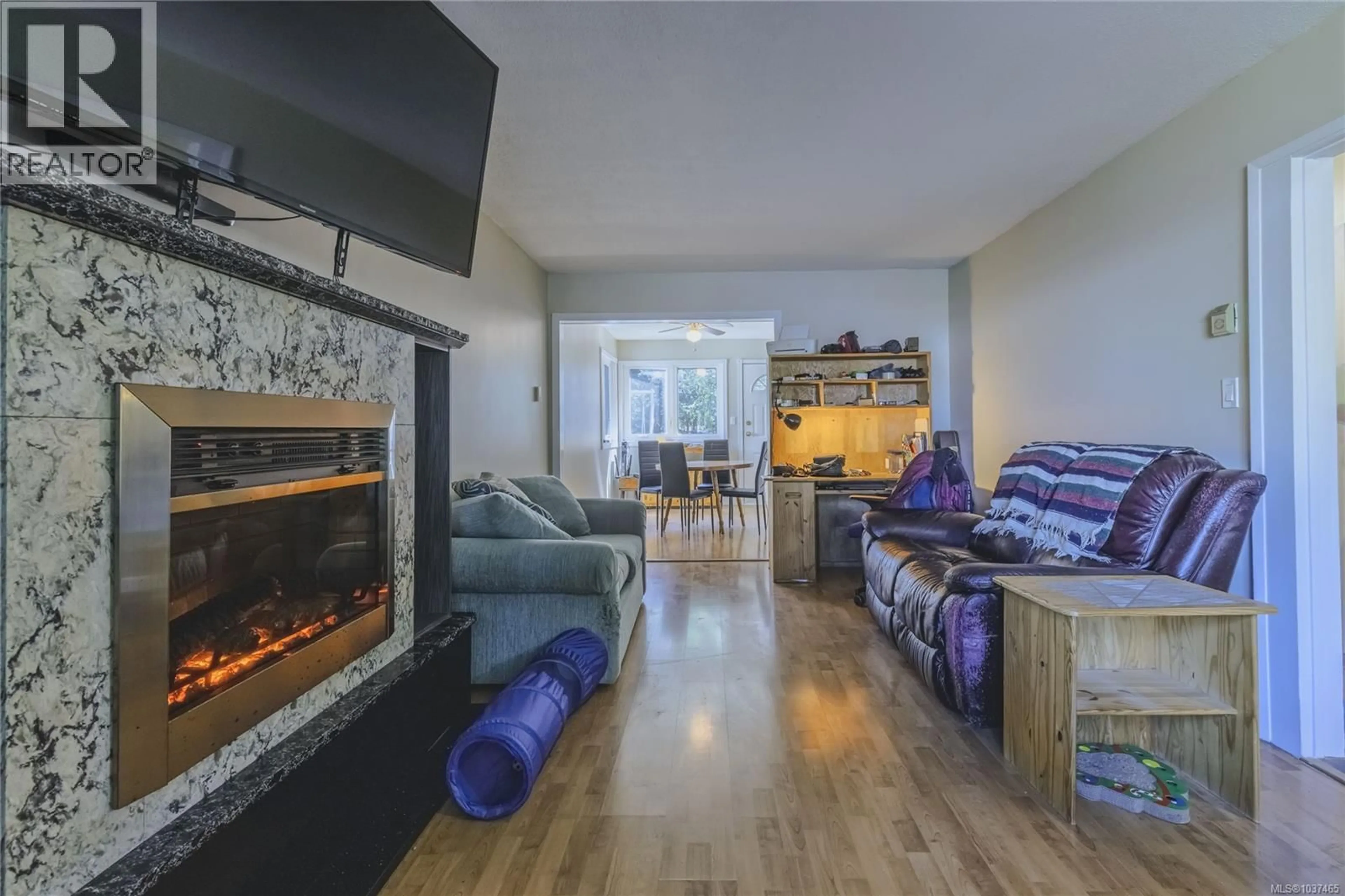 Living room with furniture, wood/laminate floor for 3709 LONG LAKE TERRACE, Nanaimo British Columbia V9T2V2