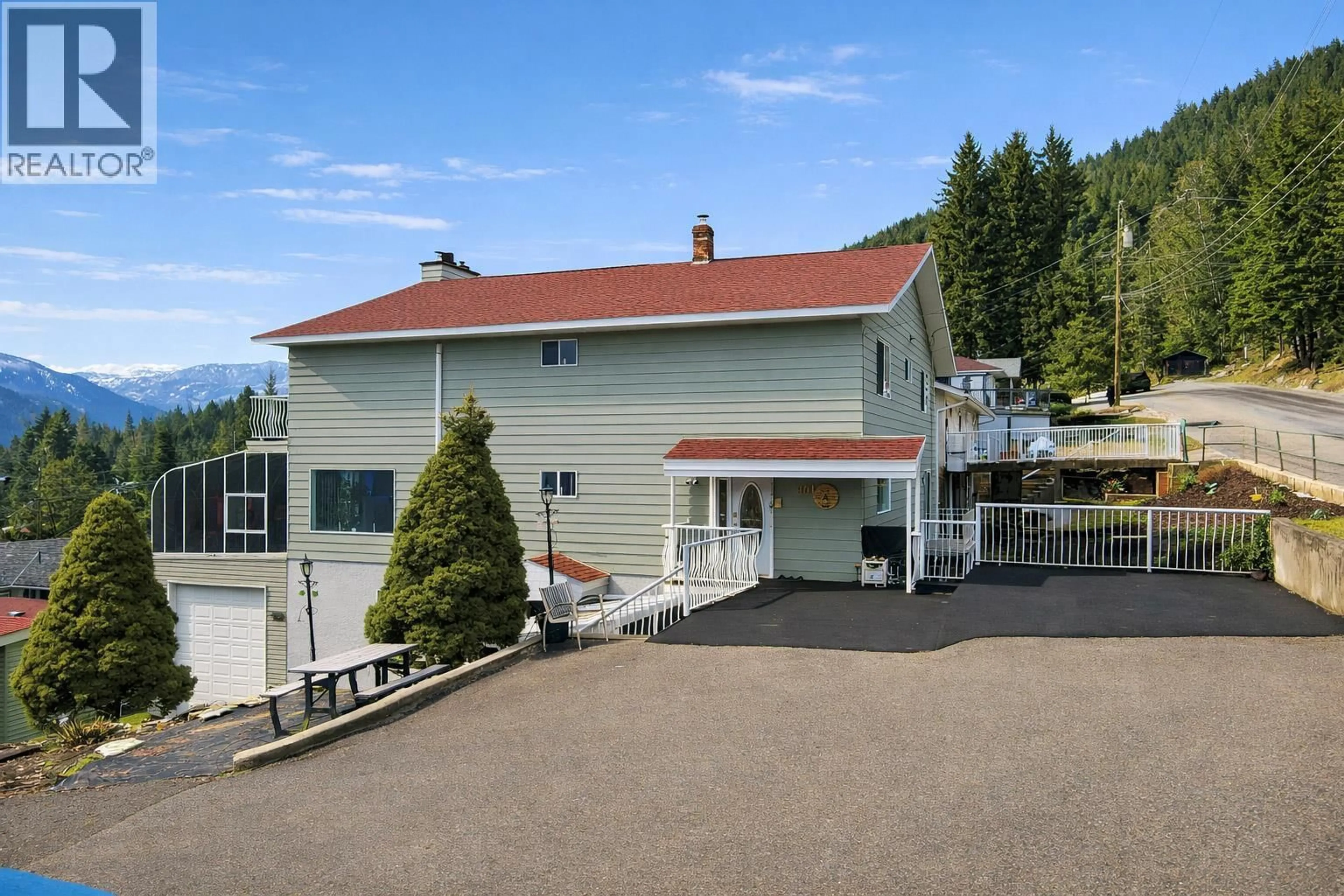 A pic from outside/outdoor area/front of a property/back of a property/a pic from drone, building for 801 HOUSTON STREET, Nelson British Columbia V1L5J3