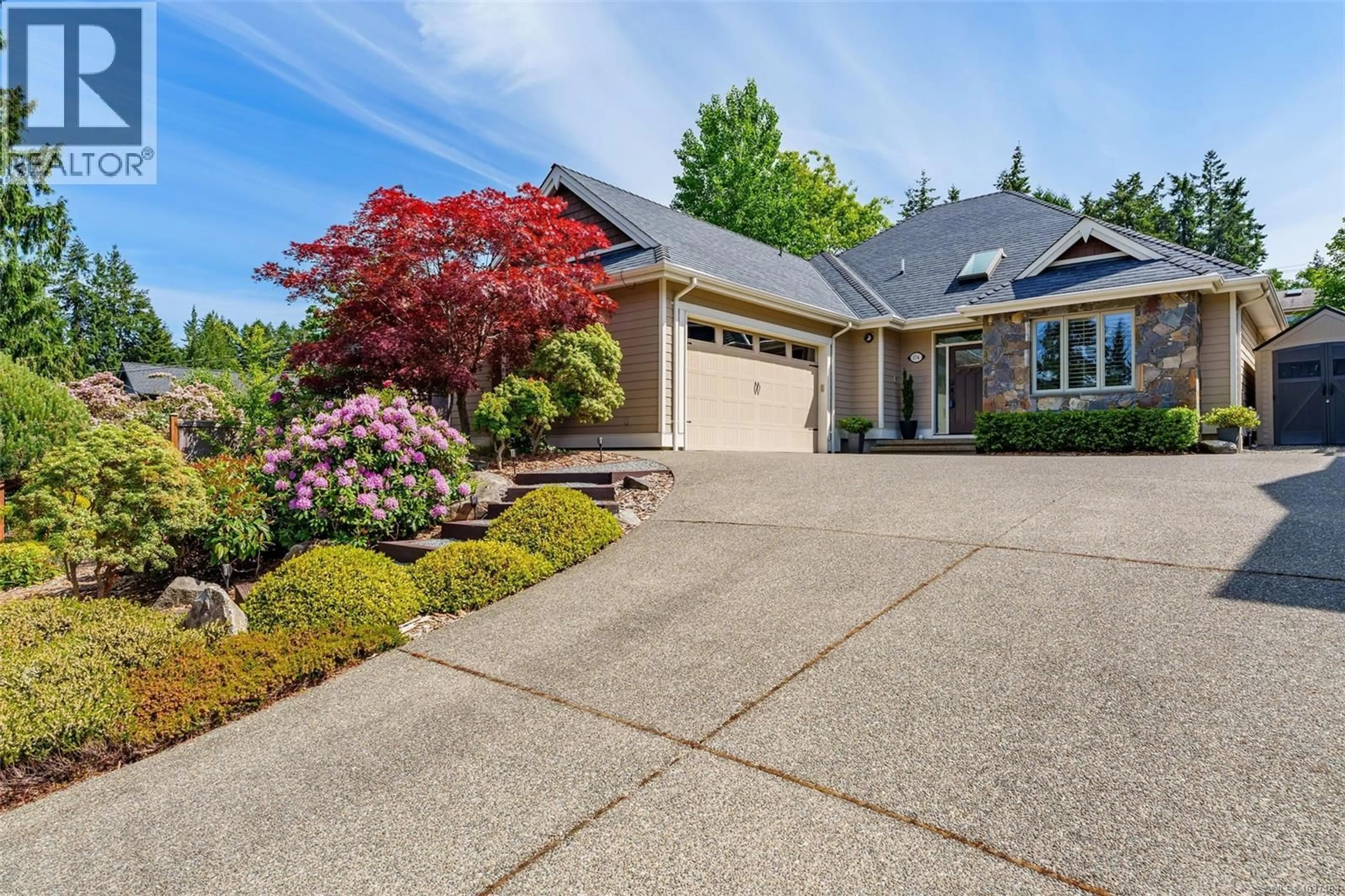 Home with vinyl exterior material, street for 174 SUNNINGDALE ROAD EAST, Qualicum Beach British Columbia V9K1L1