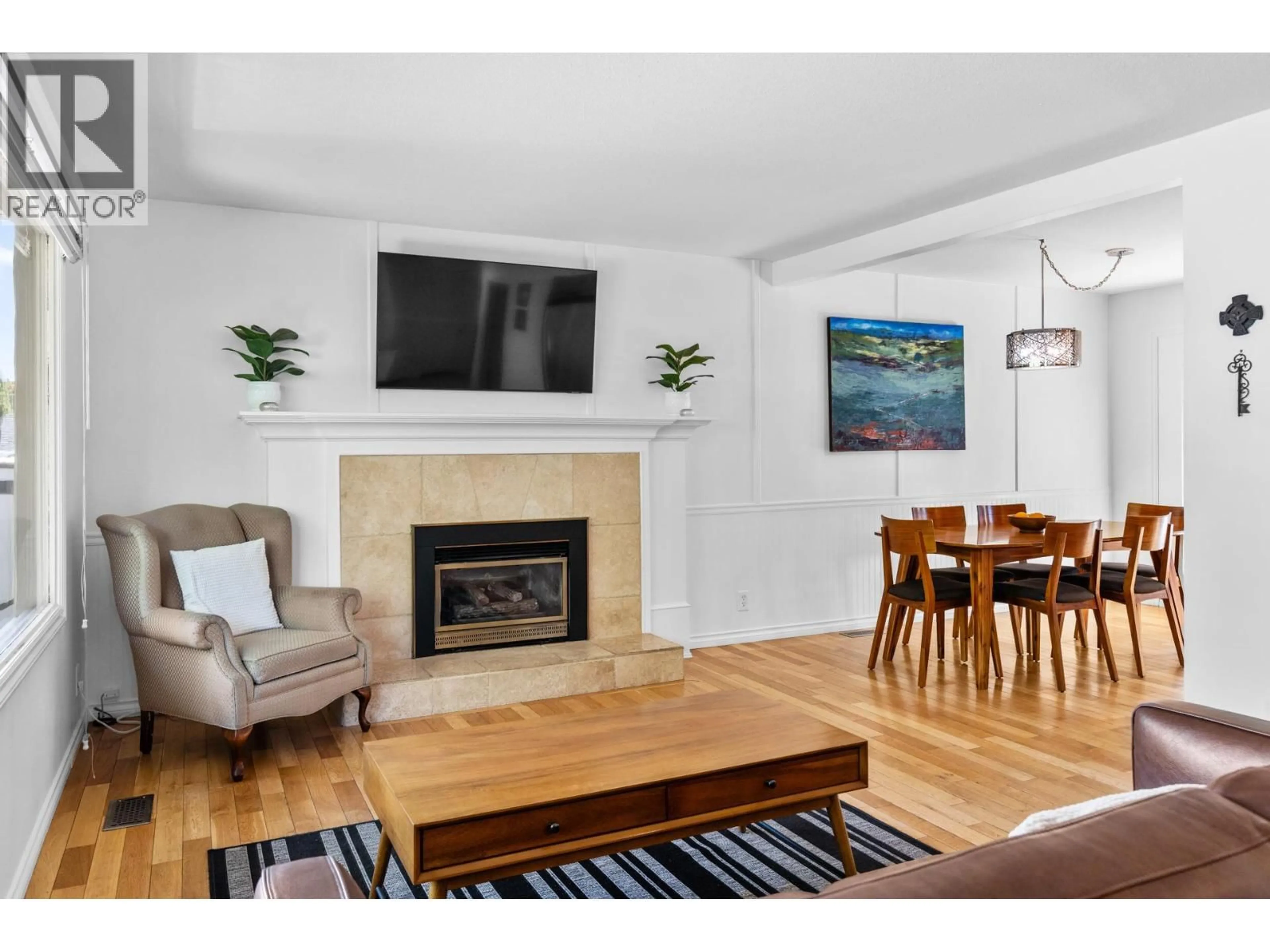 Living room with furniture, wood/laminate floor for 1112 PINECREST LANE, Kelowna British Columbia V1Y4L5