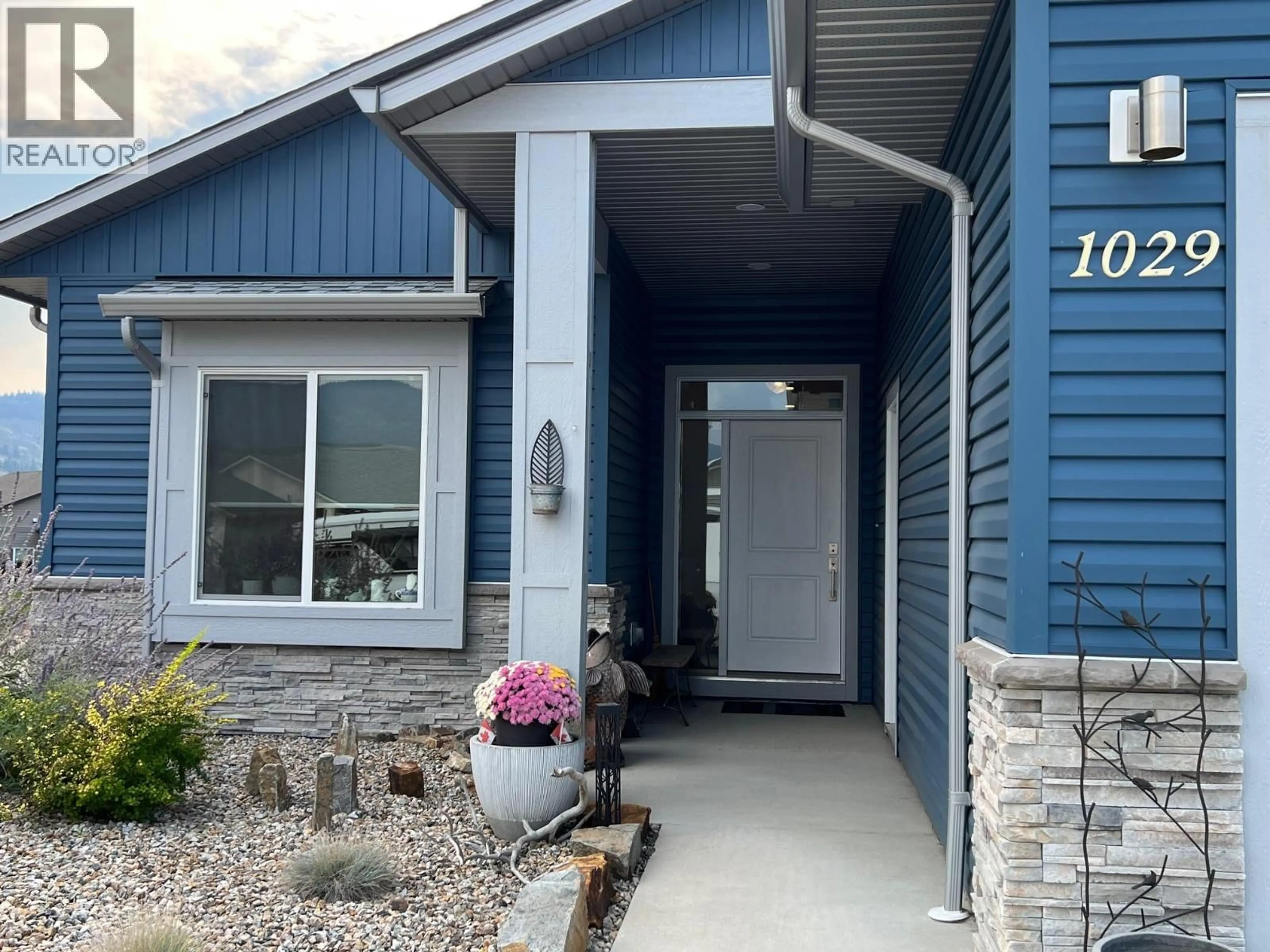 Home with vinyl exterior material, street for 1029 10TH AVENUE, Vernon British Columbia V1H1Z1