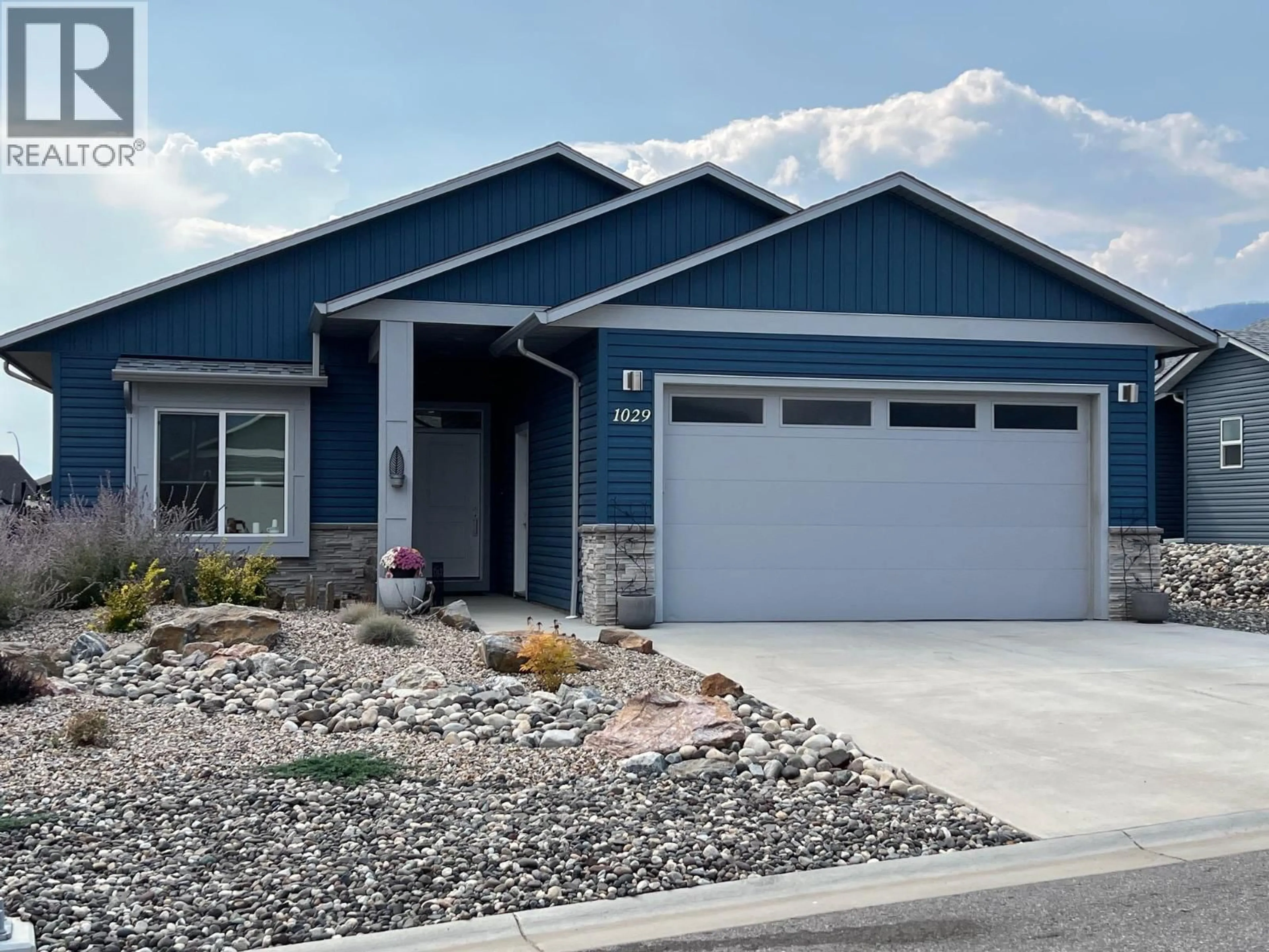 Home with vinyl exterior material, street for 1029 10TH AVENUE, Vernon British Columbia V1H1Z1