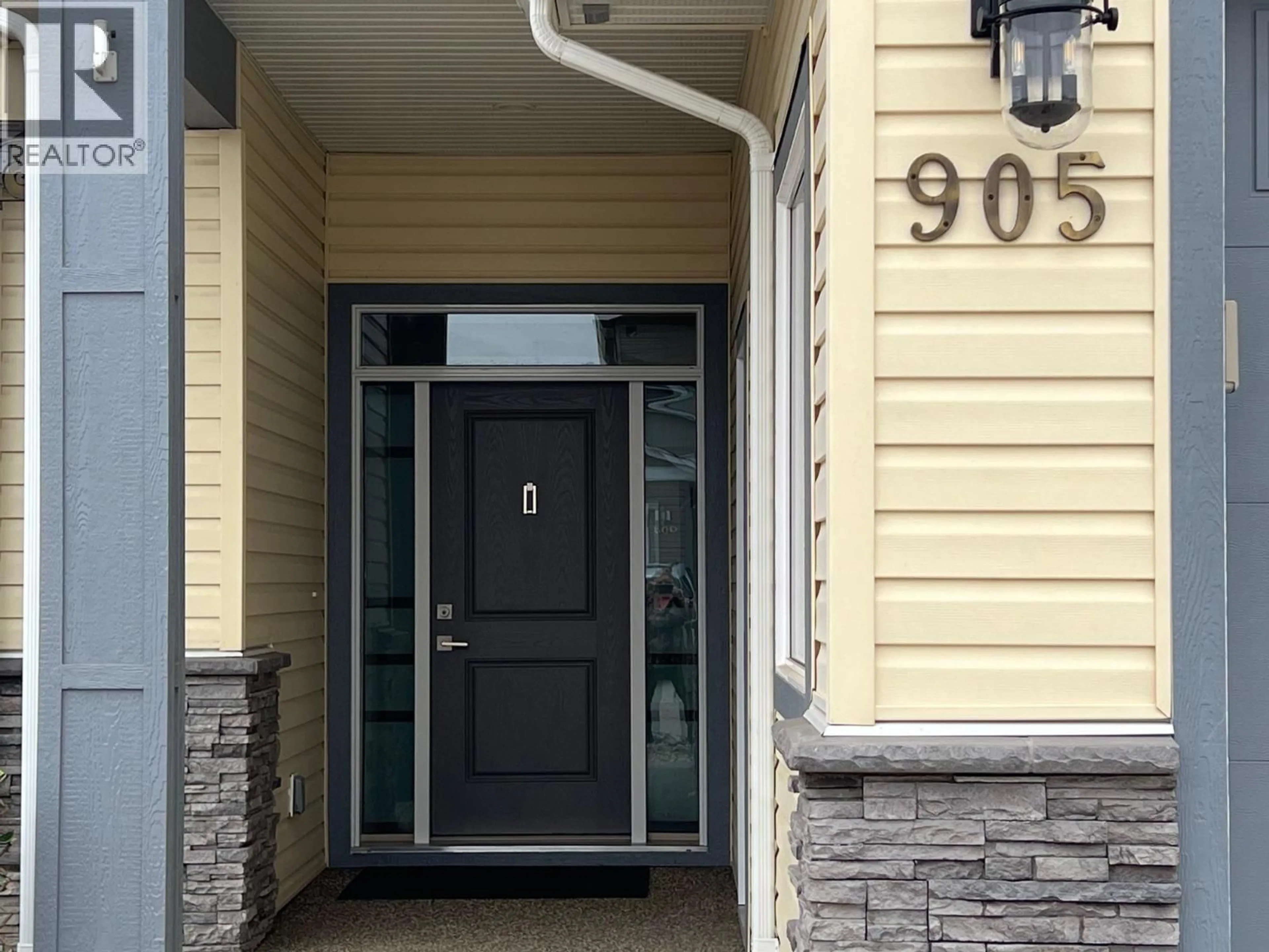 Indoor entryway for 905 9TH AVENUE, Vernon British Columbia V1H1Z1
