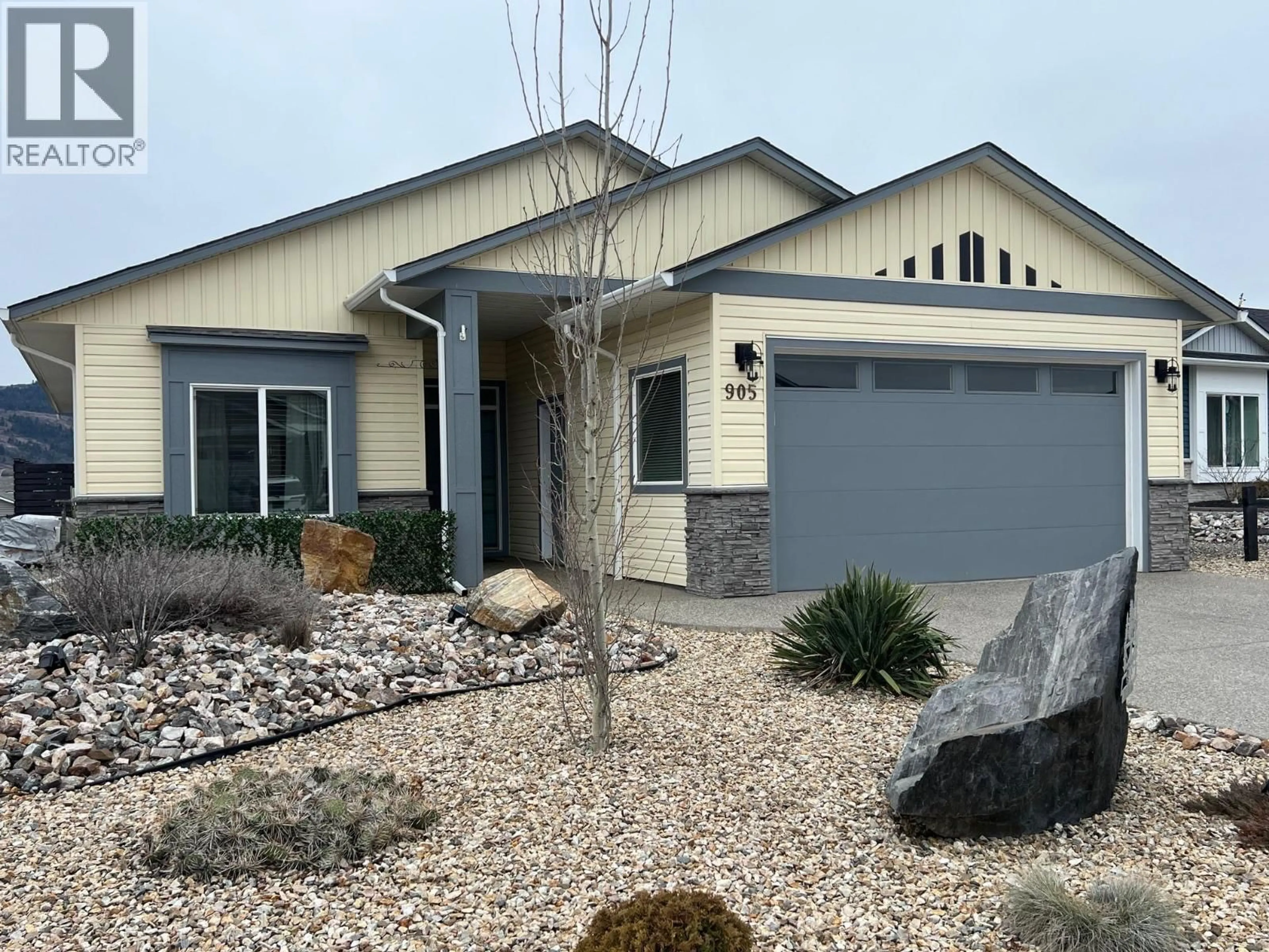 Home with vinyl exterior material, street for 905 9TH AVENUE, Vernon British Columbia V1H1Z1