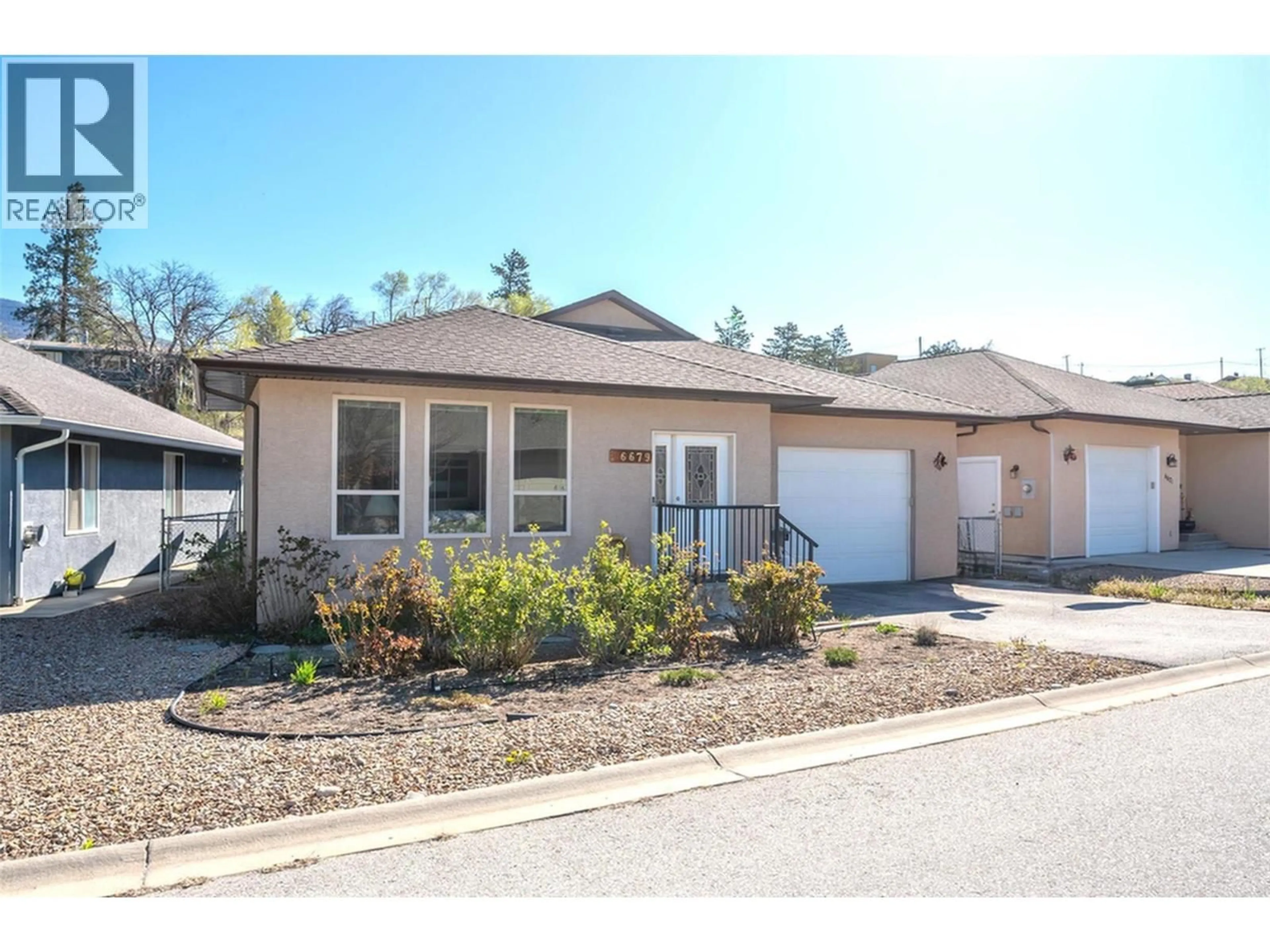 Home with vinyl exterior material, street for 6679 OXBOW CRESCENT, Oliver British Columbia V0H1T4