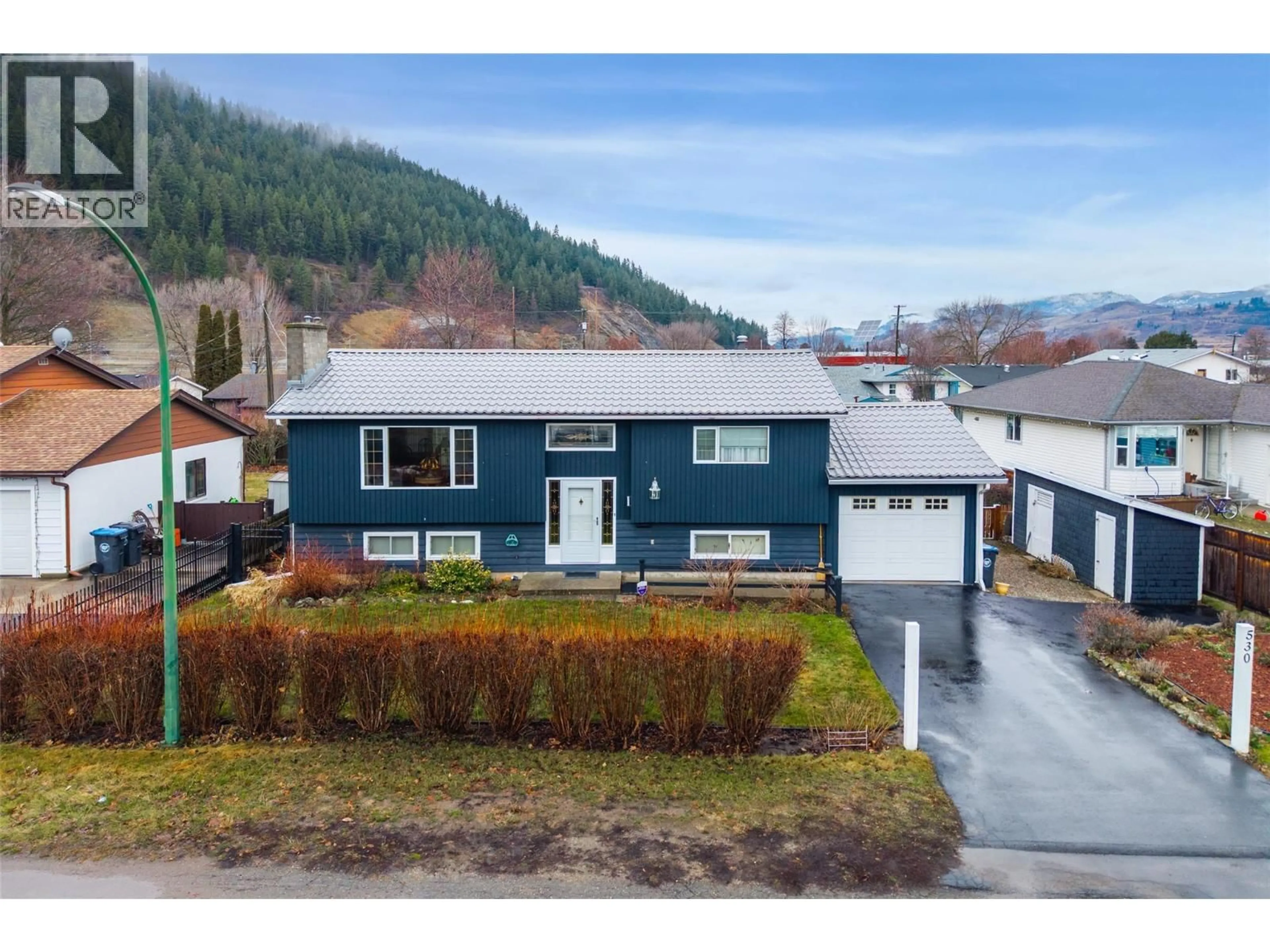 A pic from outside/outdoor area/front of a property/back of a property/a pic from drone, street for 530 ELM STREET, Chase British Columbia V0E1M0