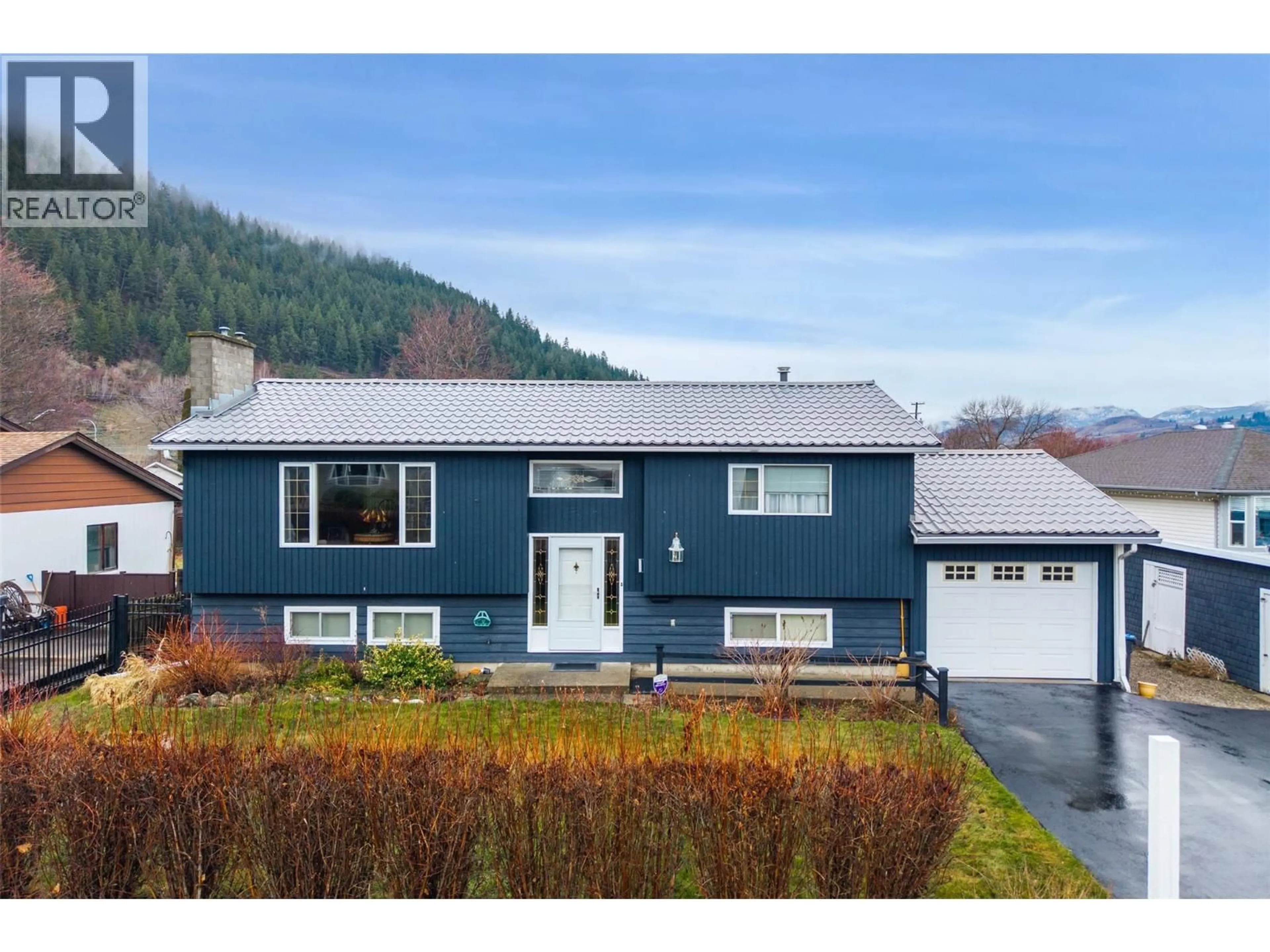 Home with vinyl exterior material, street for 530 ELM STREET, Chase British Columbia V0E1M0