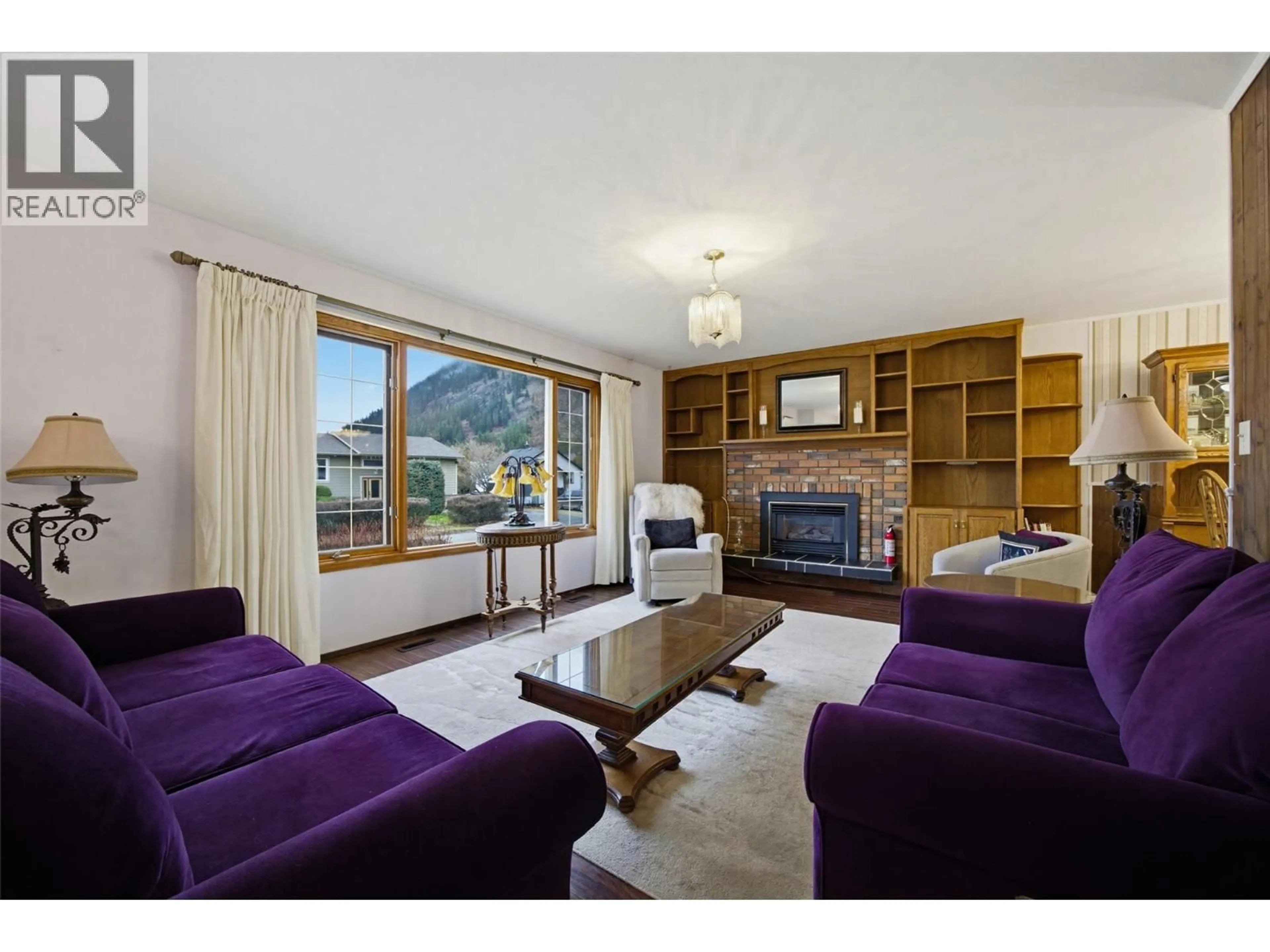 Living room with furniture, wood/laminate floor for 530 ELM STREET, Chase British Columbia V0E1M0