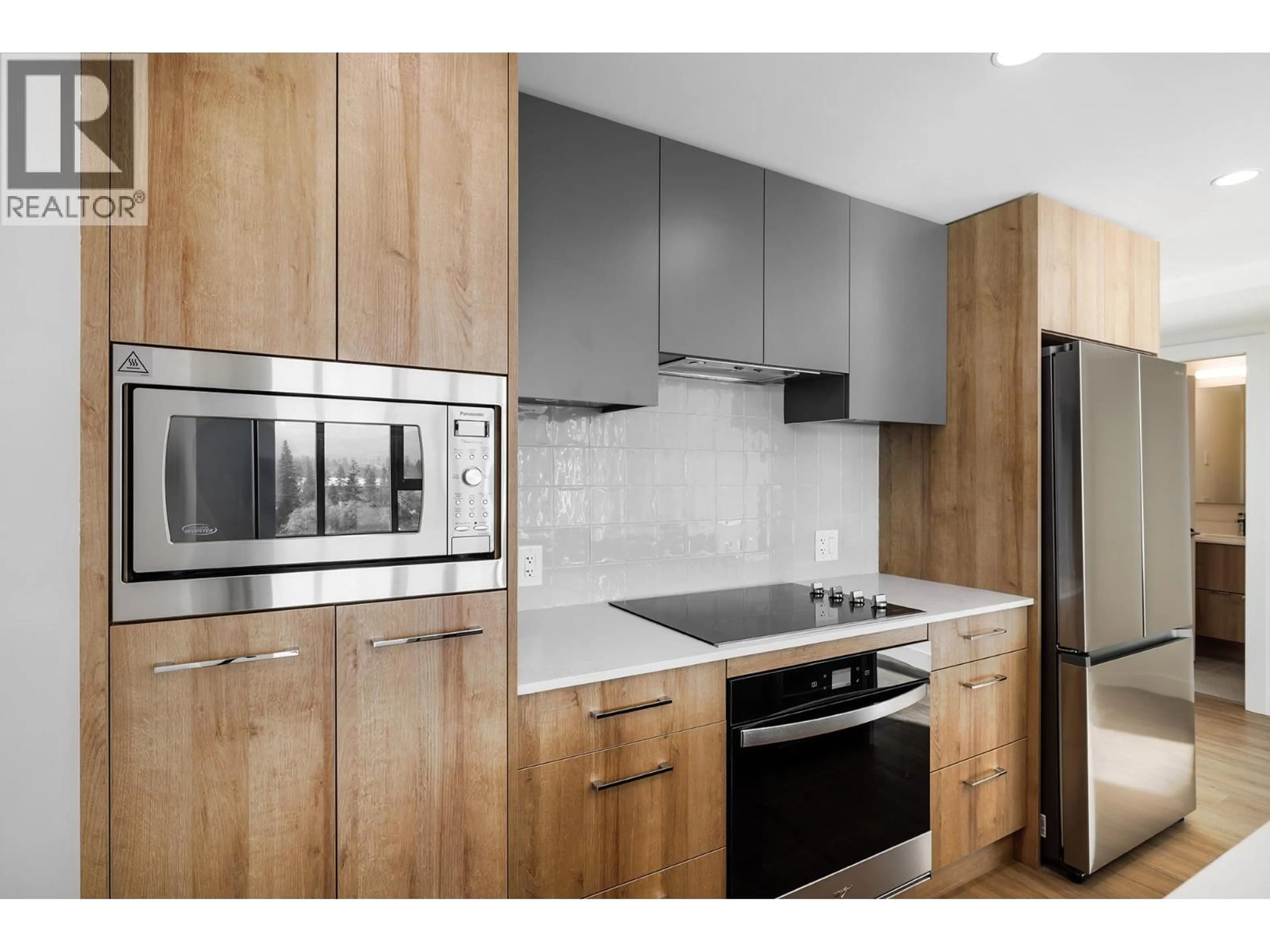 Standard kitchen, wood/laminate floor for 909 - 3699 CAPOZZI ROAD, Kelowna British Columbia V1W3L2