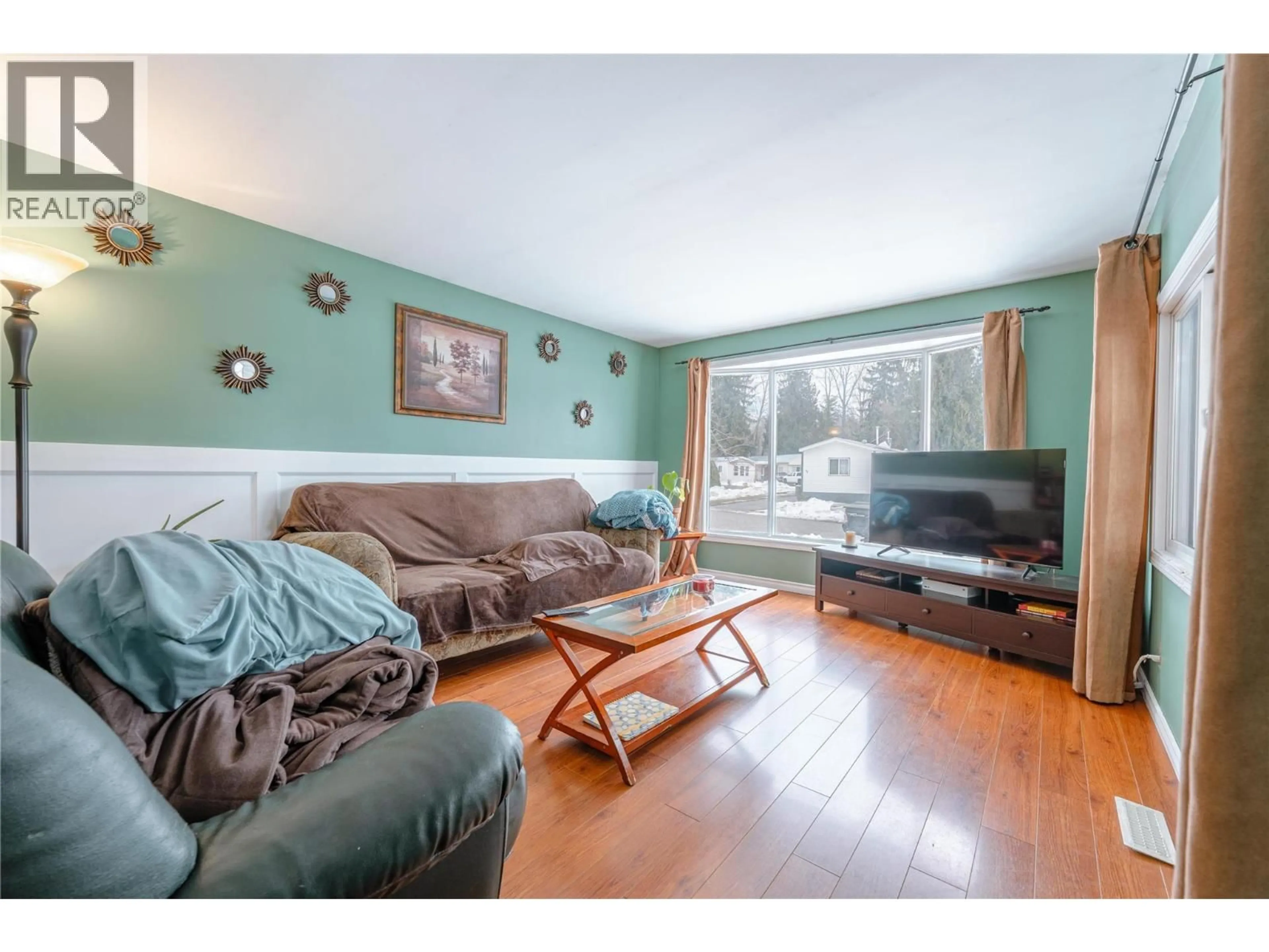 Living room with furniture, wood/laminate floor for 36 - 1200 OSCAR STREET, Revelstoke British Columbia V0E2S1