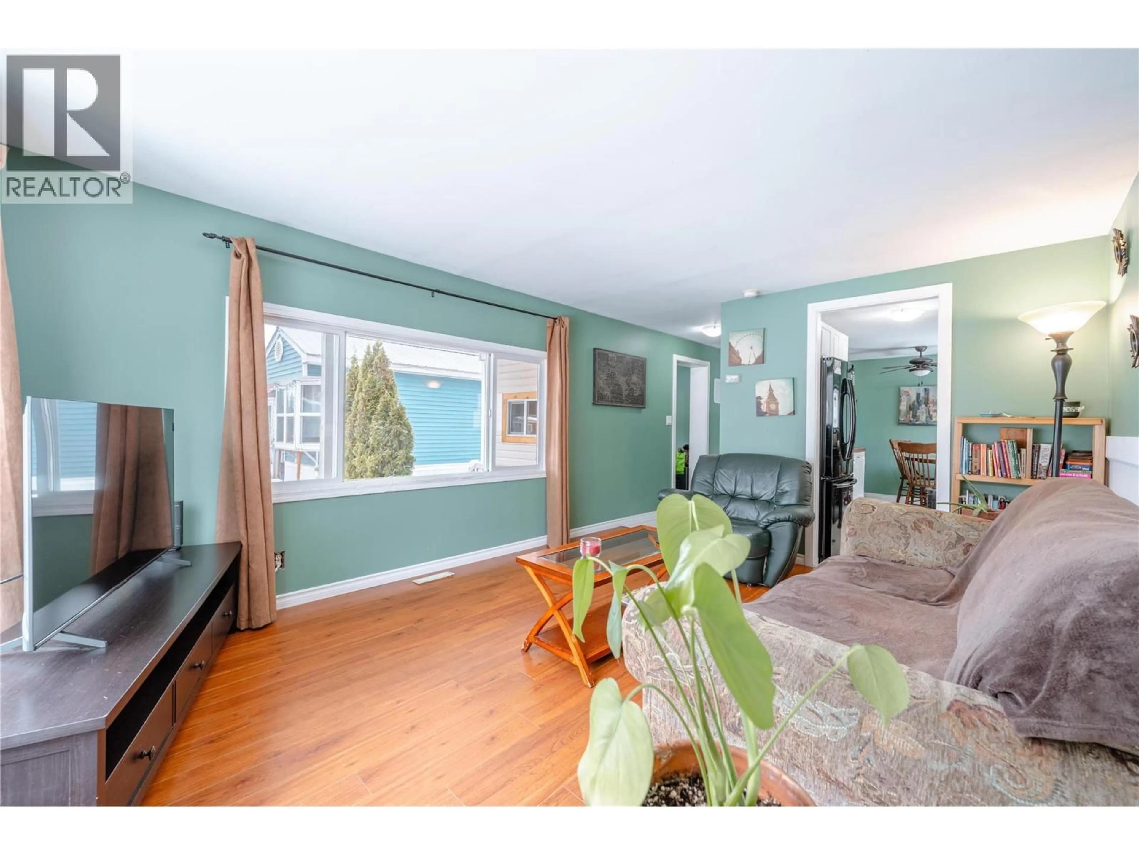 Living room with furniture, wood/laminate floor for 36 - 1200 OSCAR STREET, Revelstoke British Columbia V0E2S1