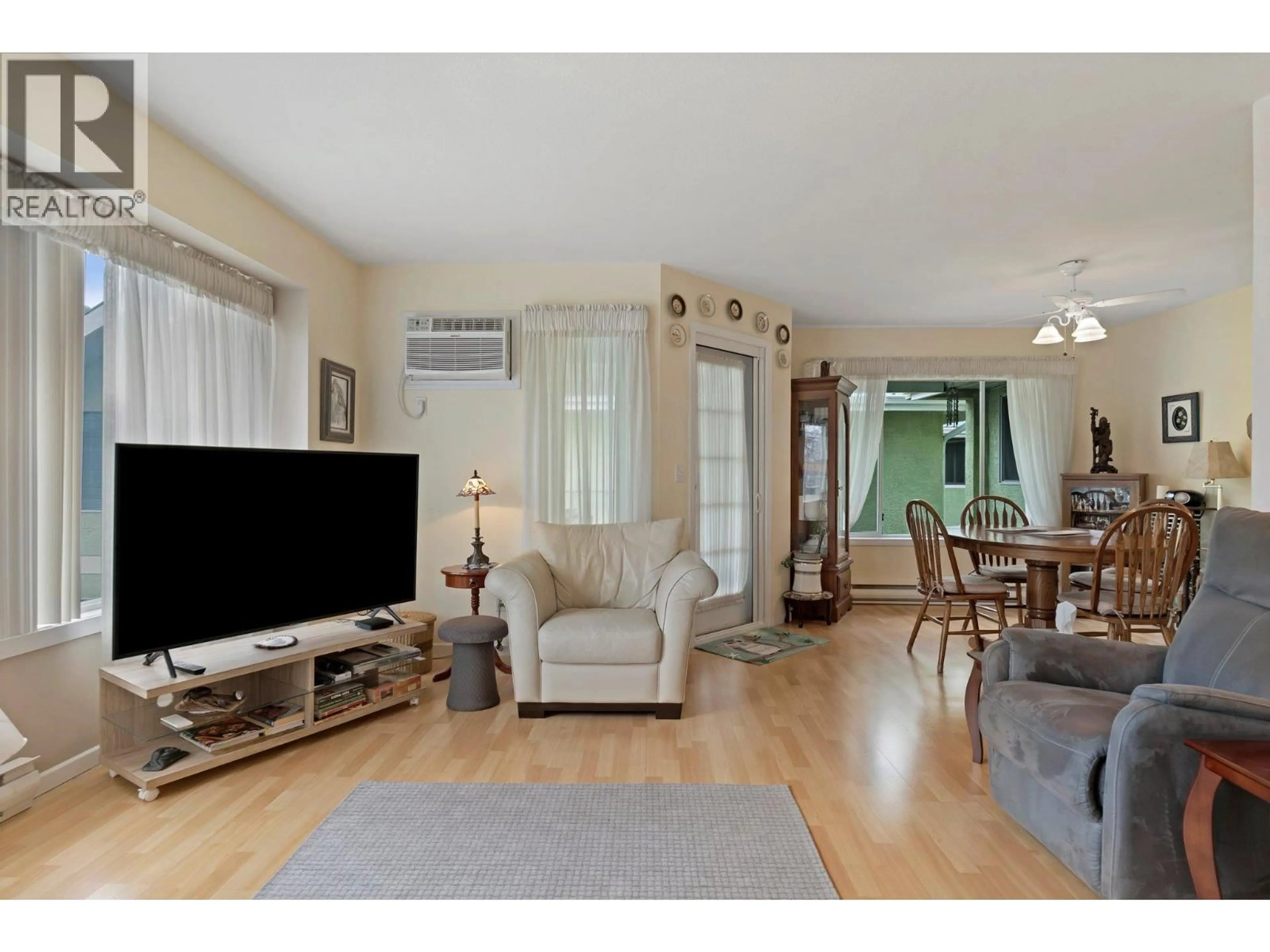 Living room with furniture, wood/laminate floor for 412 - 780 HOUGHTON ROAD, Kelowna British Columbia V1X5G7
