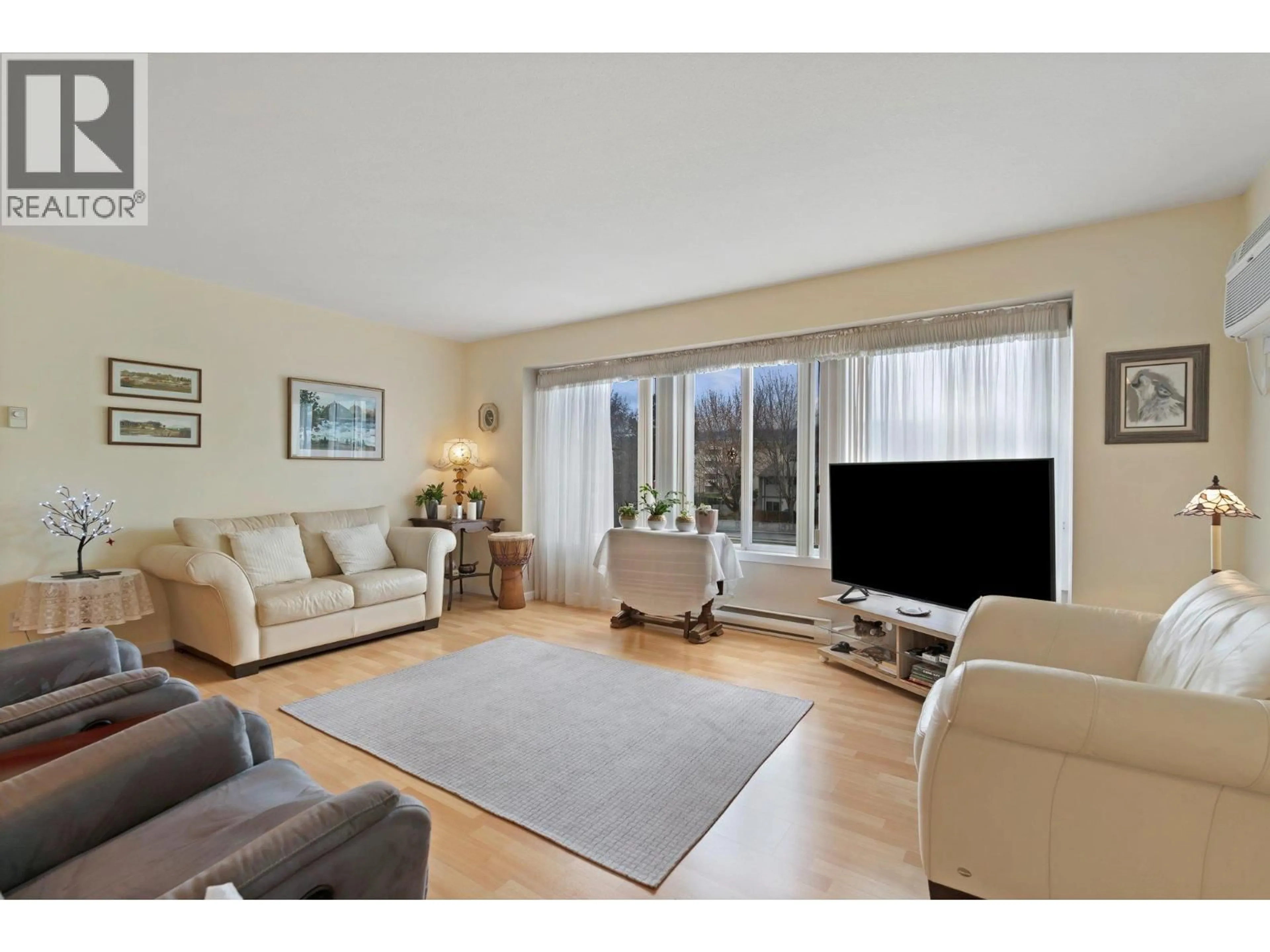 Living room with furniture, unknown for 412 - 780 HOUGHTON ROAD, Kelowna British Columbia V1X5G7