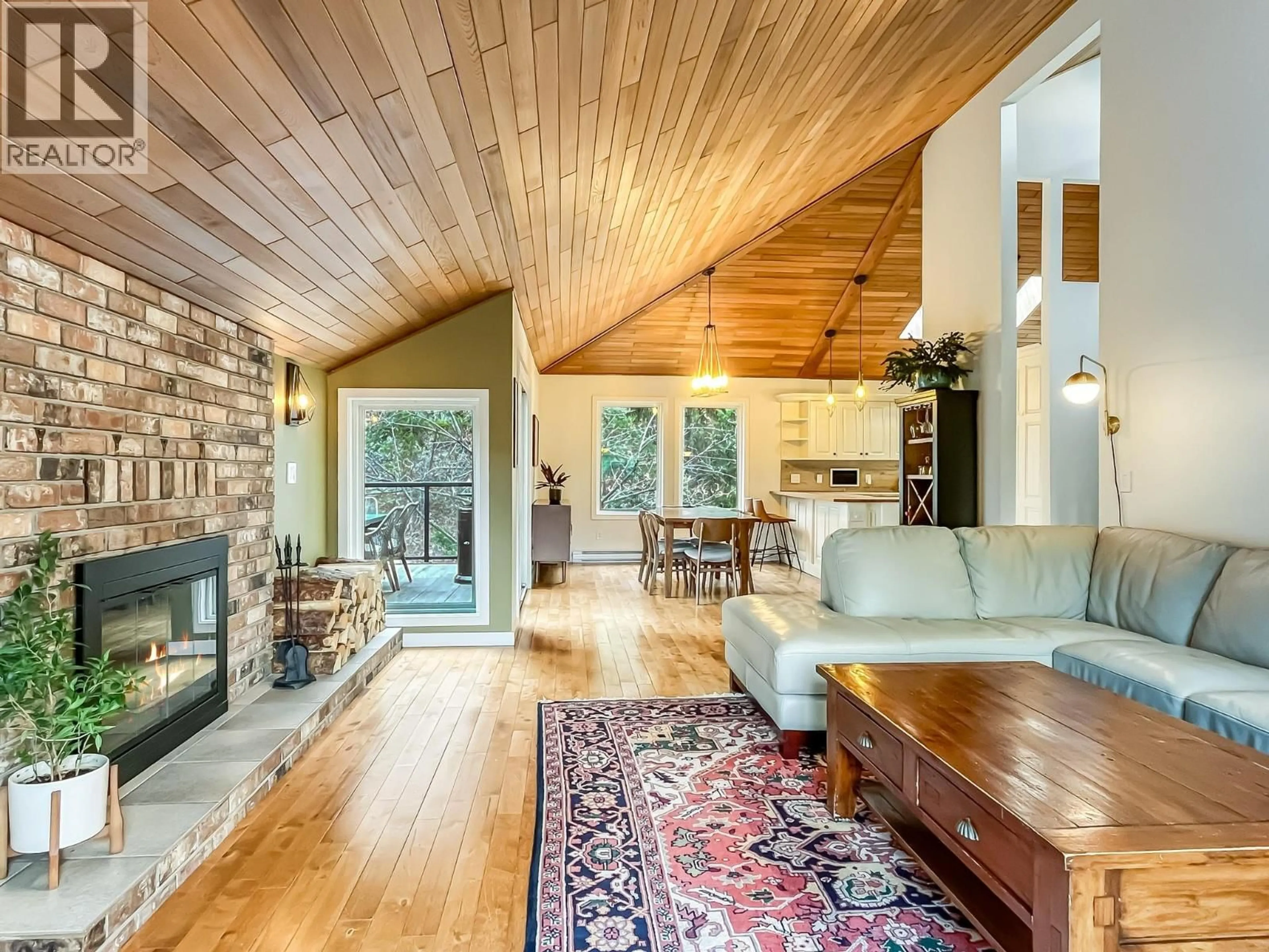 Living room with furniture, wood/laminate floor for 442 CLIFTON ROAD NORTH, Kelowna British Columbia V1V1H1