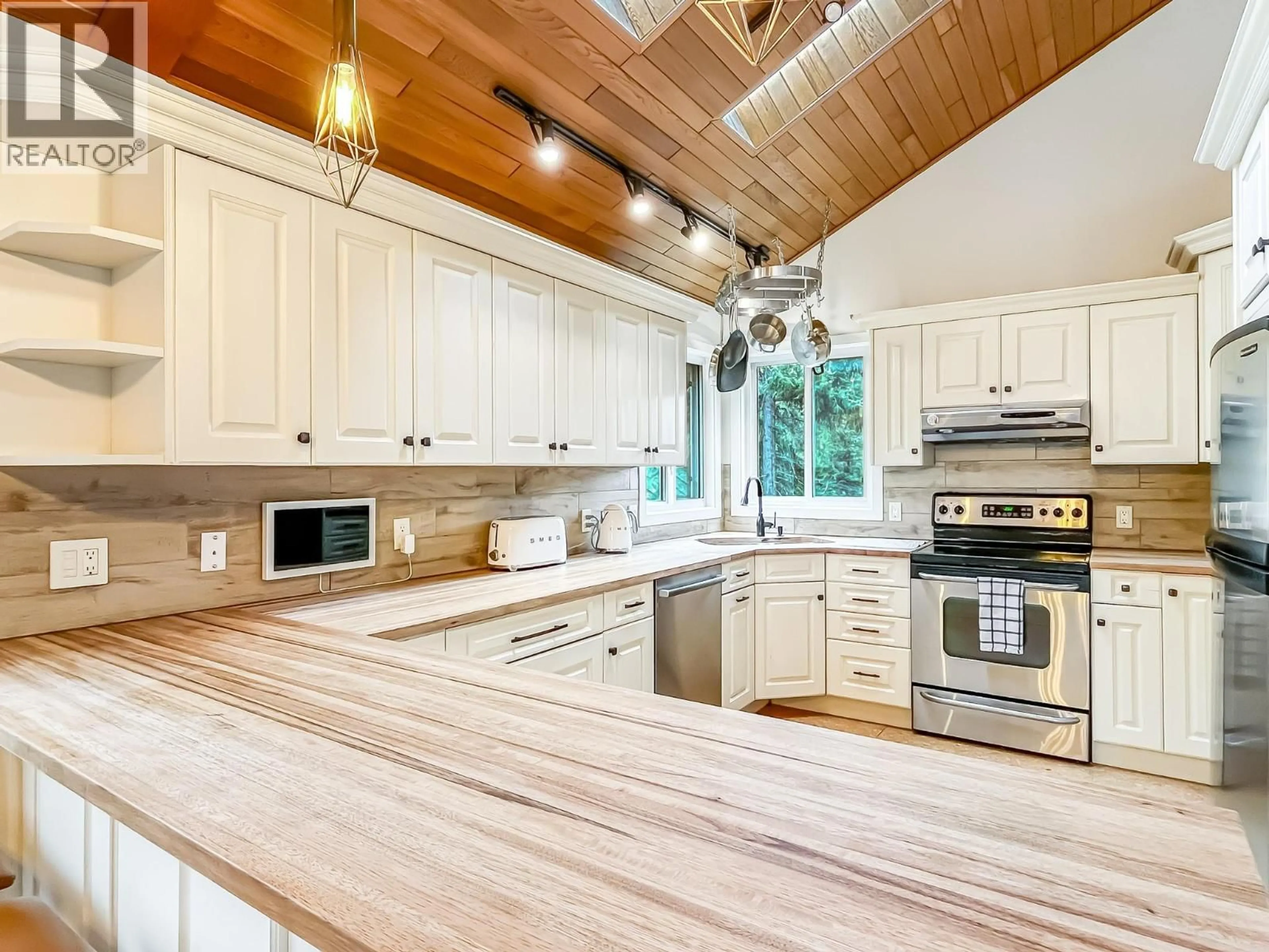 Open concept kitchen, wood/laminate floor for 442 CLIFTON ROAD NORTH, Kelowna British Columbia V1V1H1