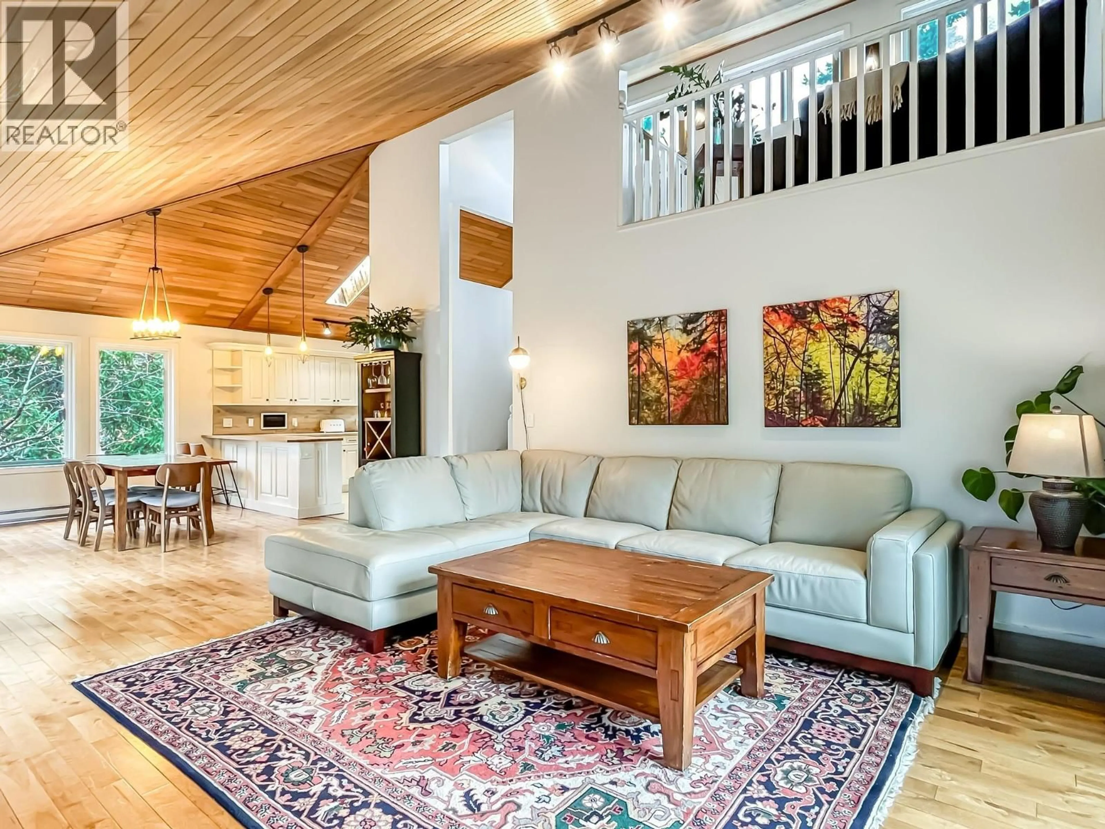 Living room with furniture, wood/laminate floor for 442 CLIFTON ROAD NORTH, Kelowna British Columbia V1V1H1