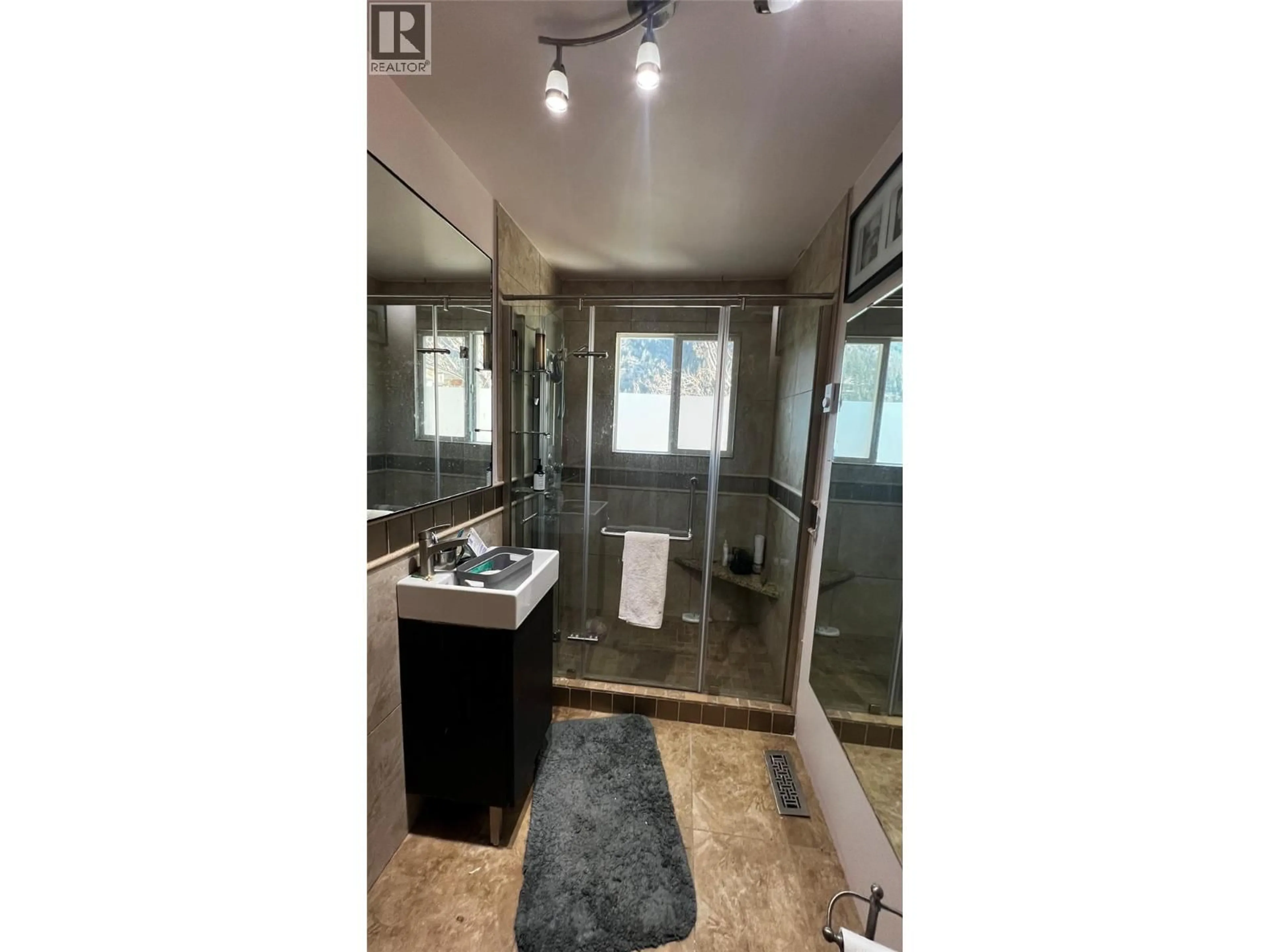 Contemporary bathroom, ceramic/tile floor for 1225 HIGHRIDGE DRIVE, Kamloops British Columbia V2C5G5